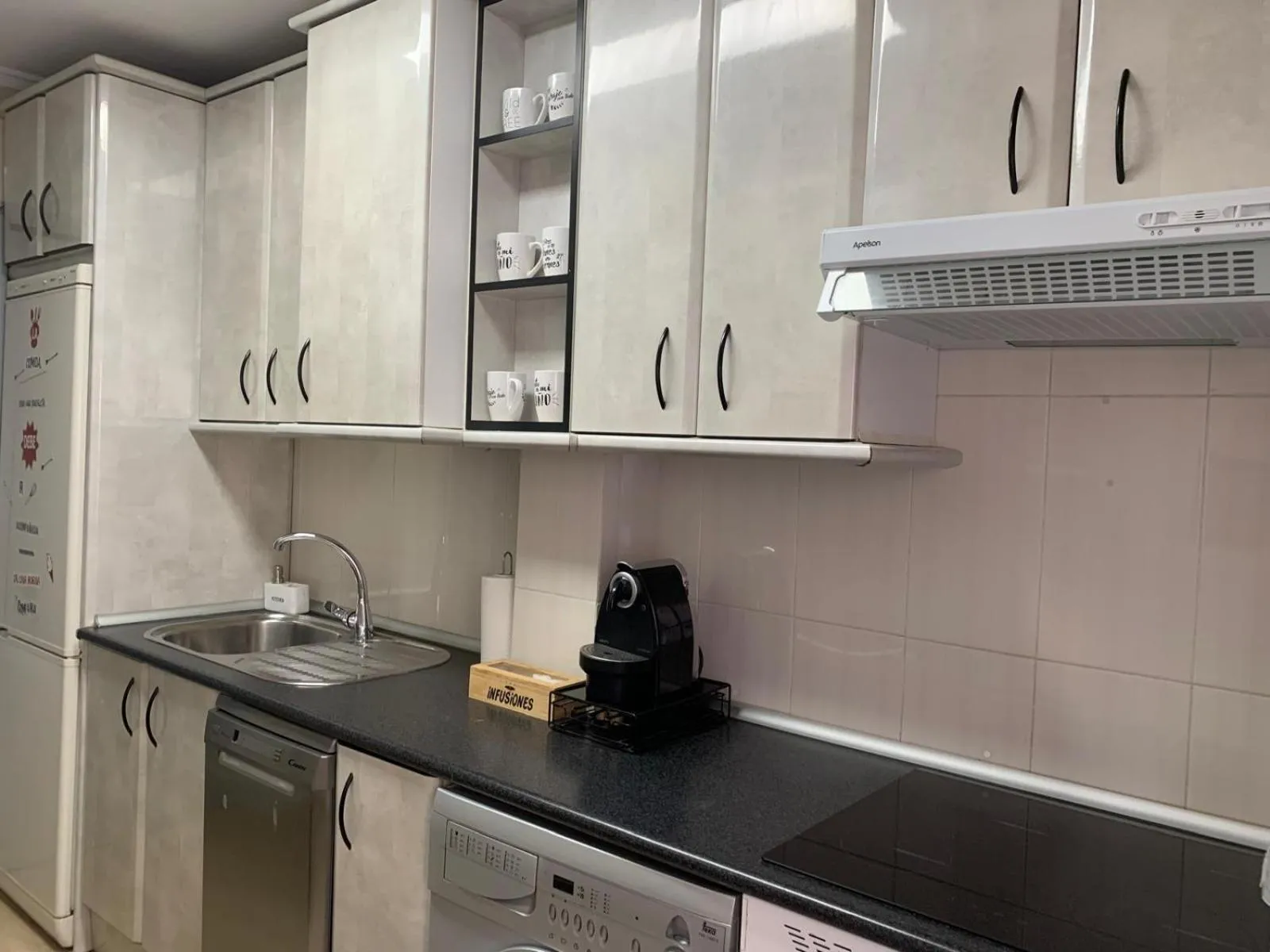 Kitchen or kitchenette in HabitaHost Colón