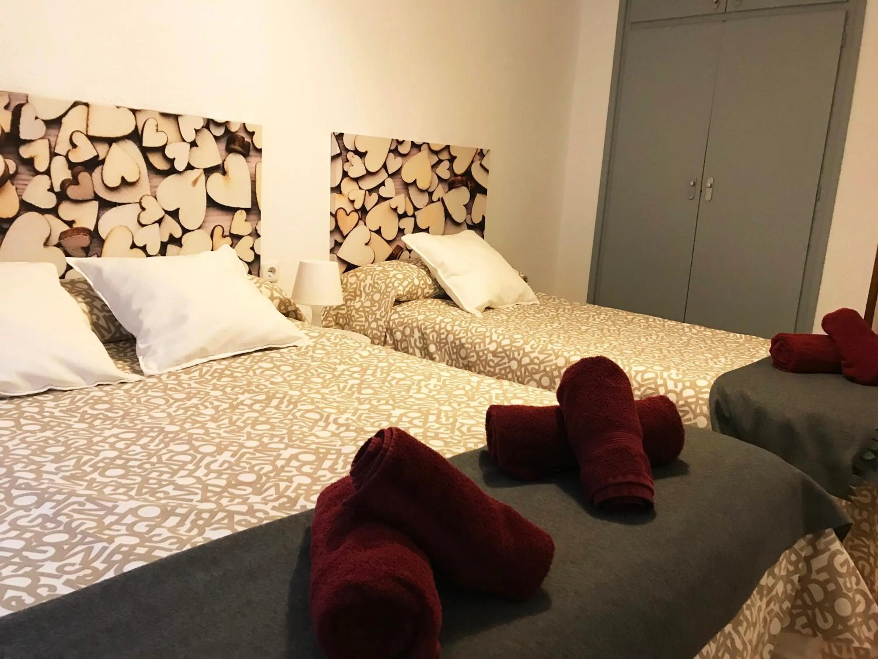 Photo of the whole room, Bed in HabitaHost Colón