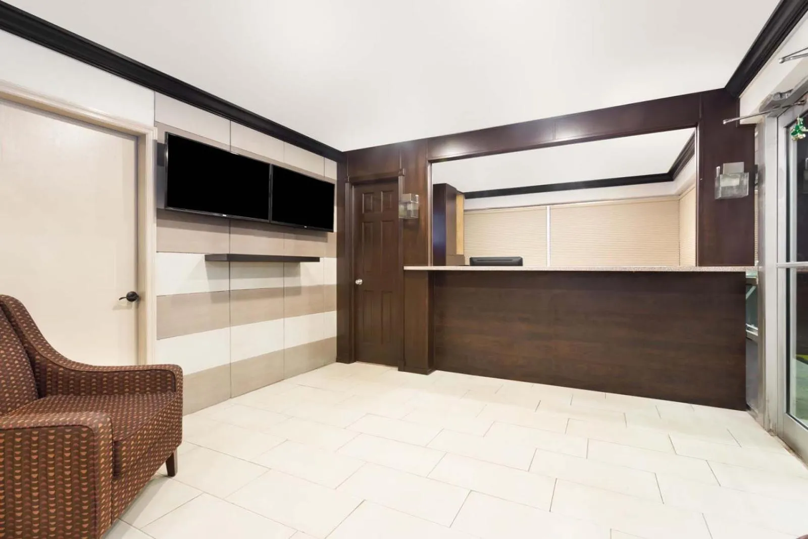 Lobby/Reception in Econo Lodge Inn & Suites