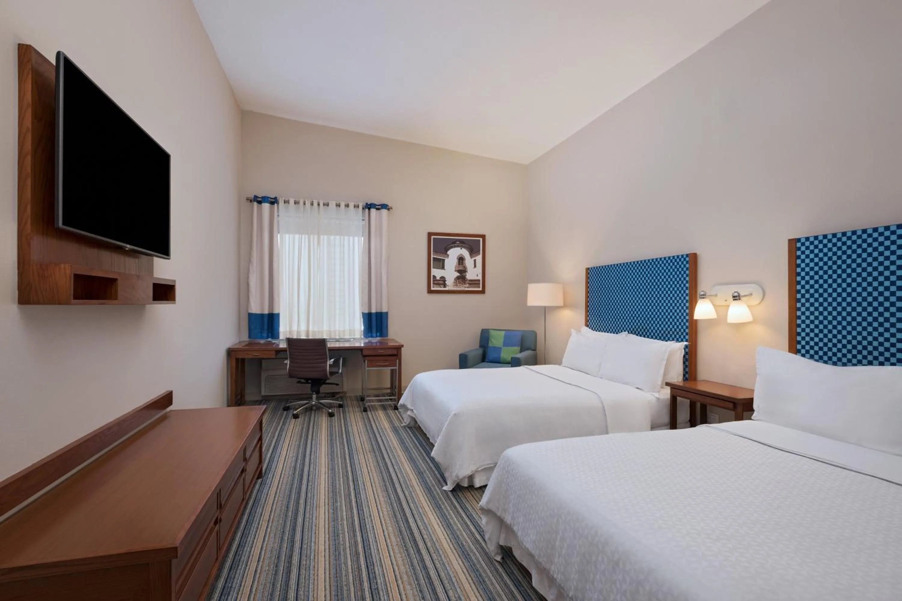 Photo of the whole room, Bed in Four Points by Sheraton Monterrey Linda Vista