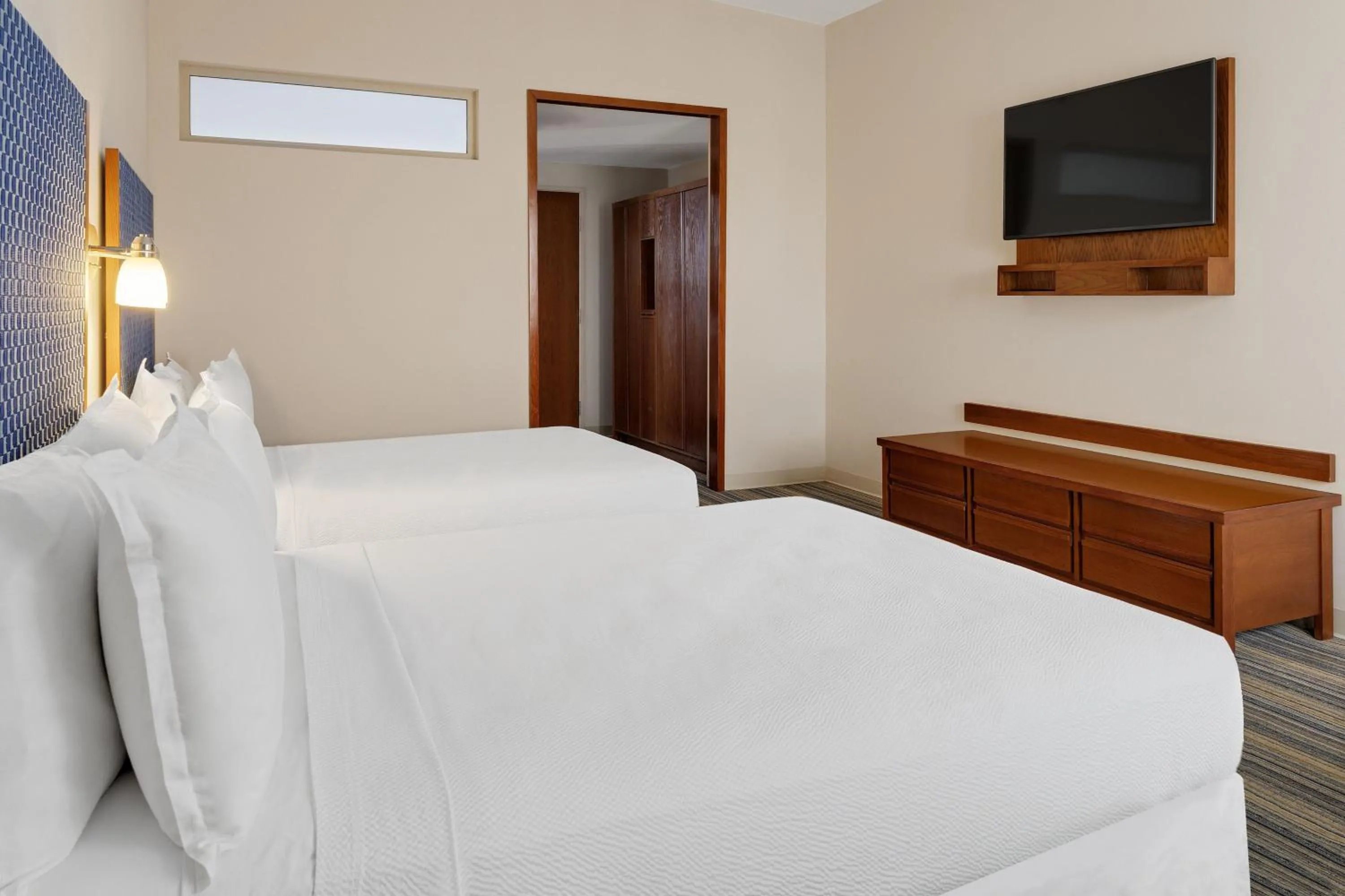 Photo of the whole room, Bed in Four Points by Sheraton Monterrey Linda Vista