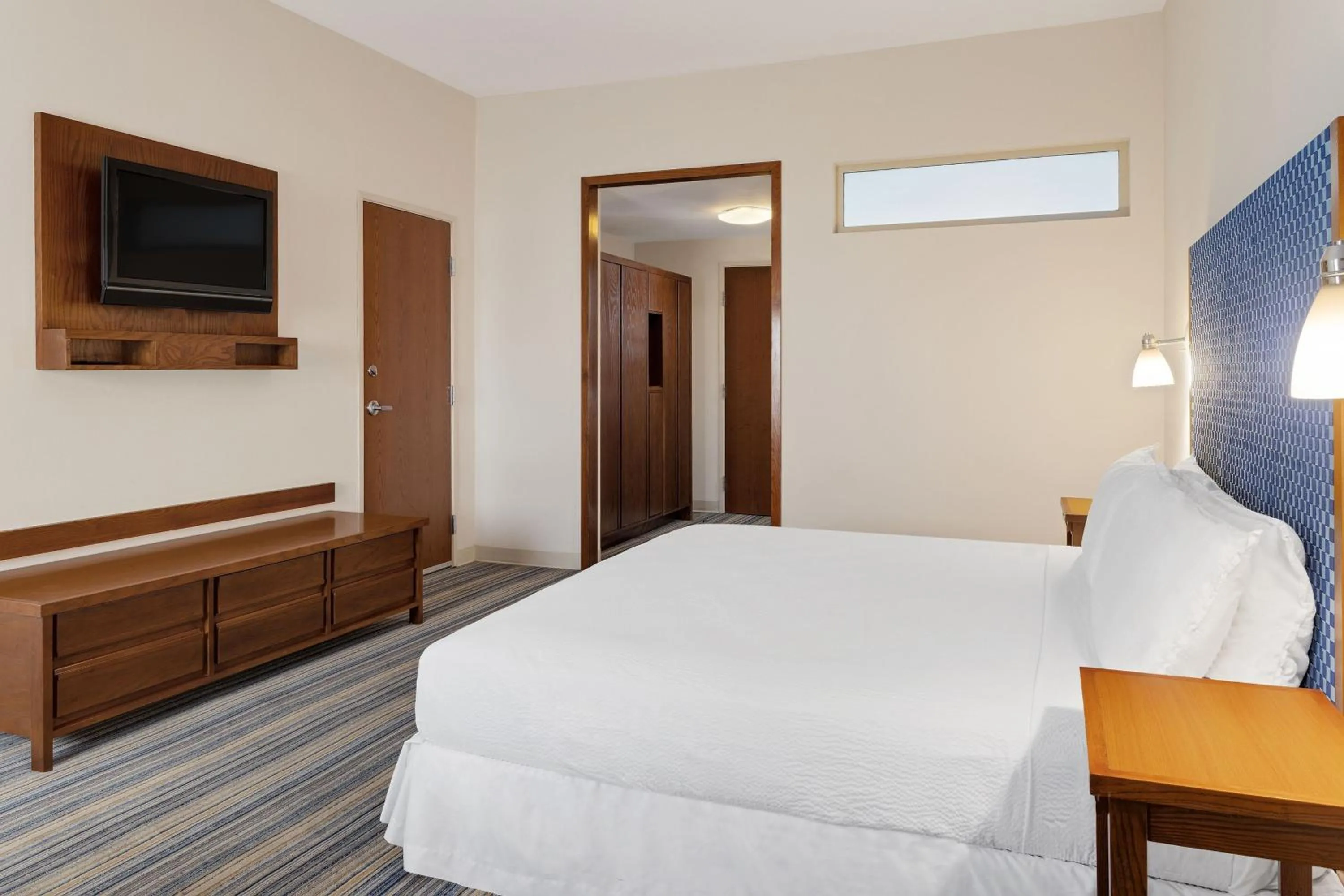 Photo of the whole room, Bed in Four Points by Sheraton Monterrey Linda Vista