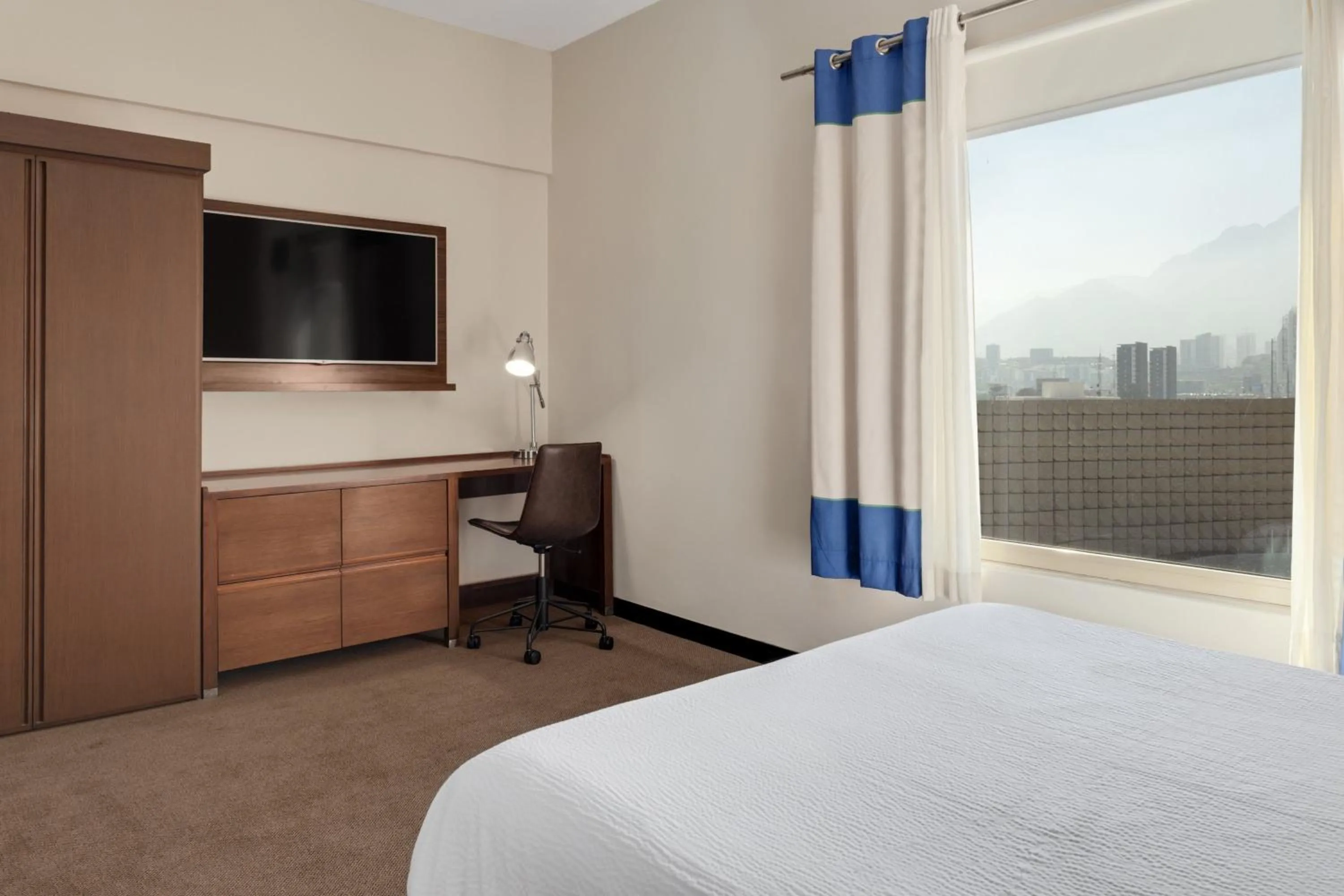 Photo of the whole room, Bed in Four Points by Sheraton Galerias Monterrey