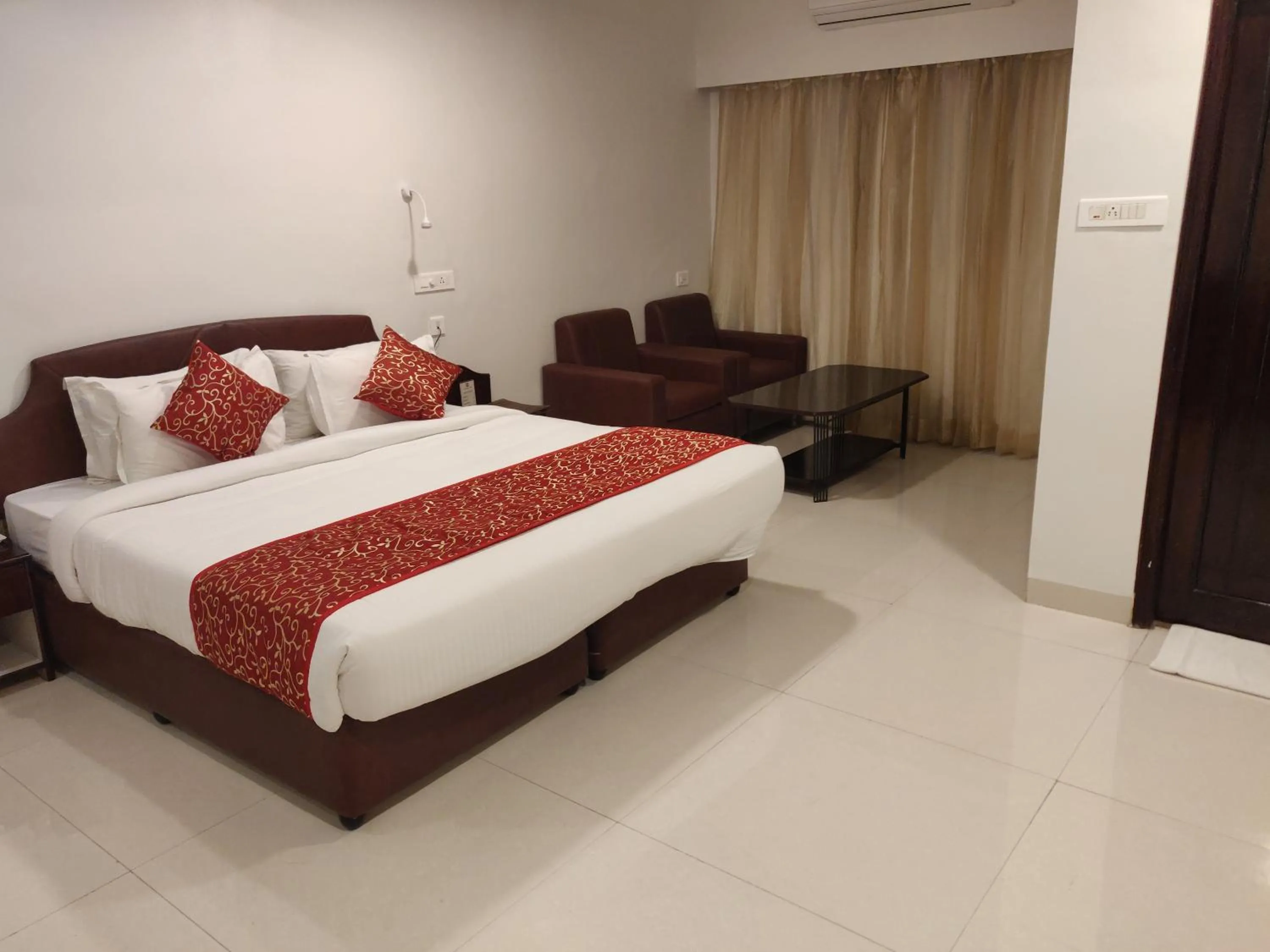Photo of the whole room, Bed in Chandra Inn
