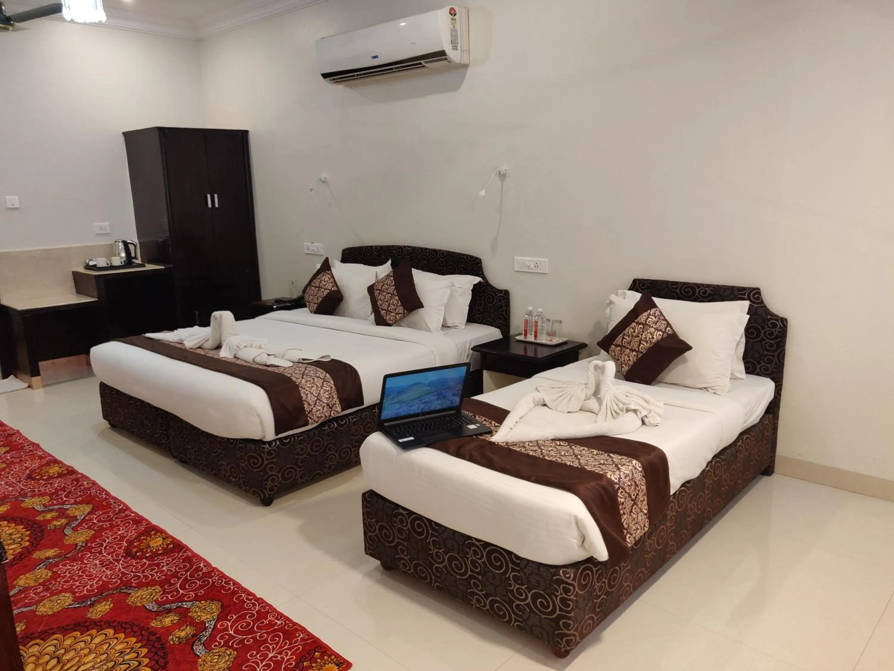 Photo of the whole room, Bed in Chandra Inn