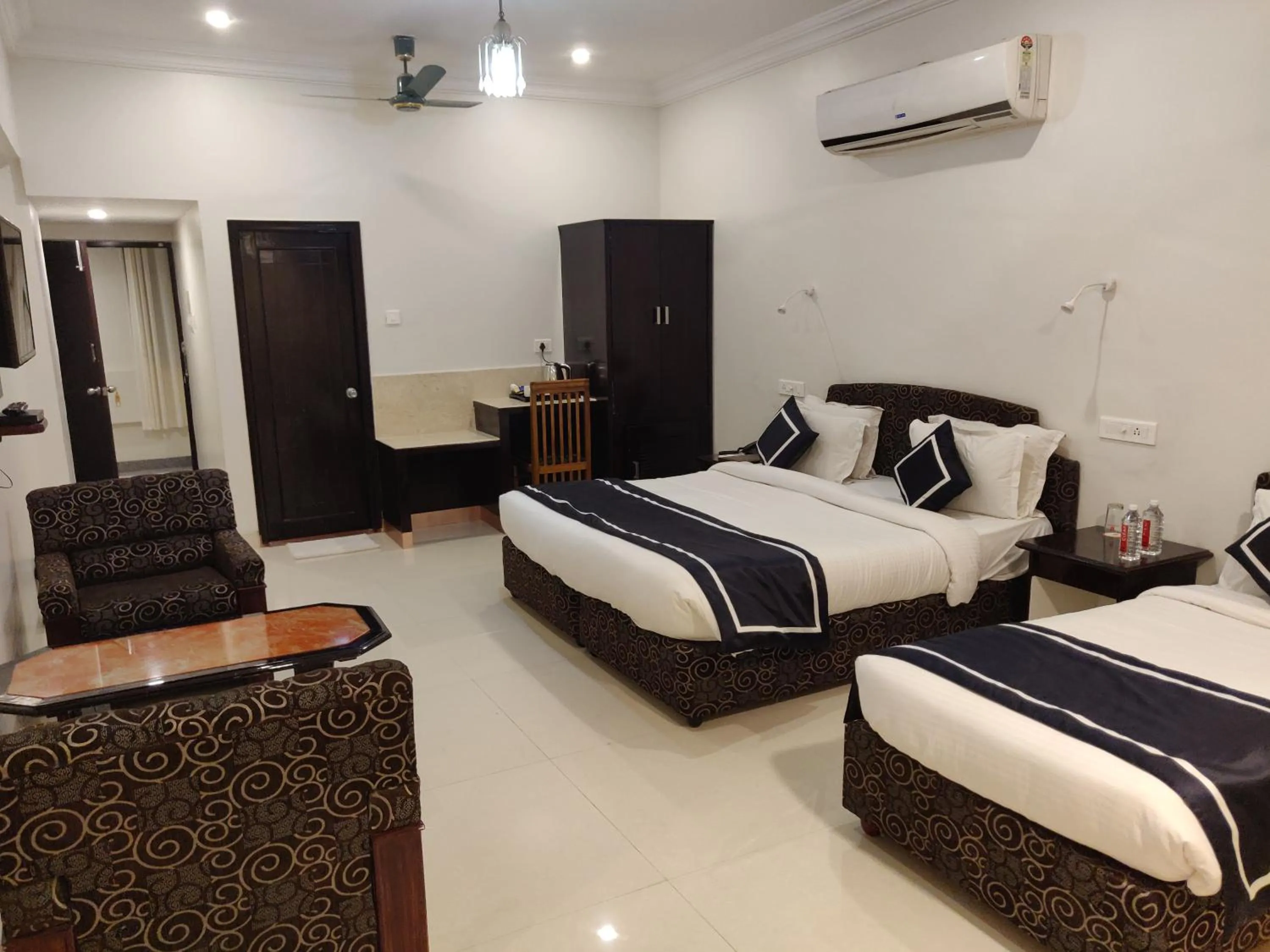 Photo of the whole room, Bed in Chandra Inn