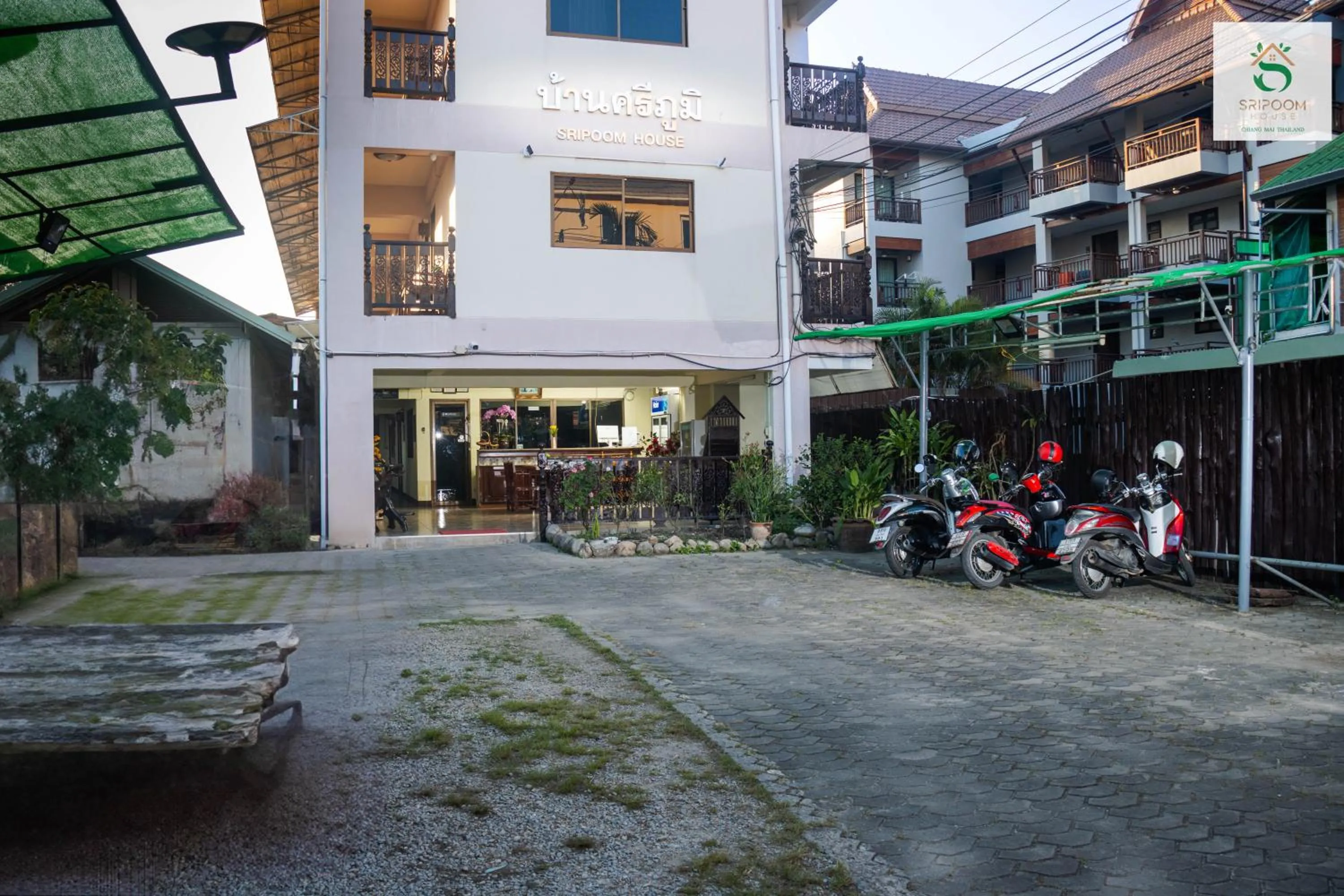 Facade/entrance in Sripoom House 1