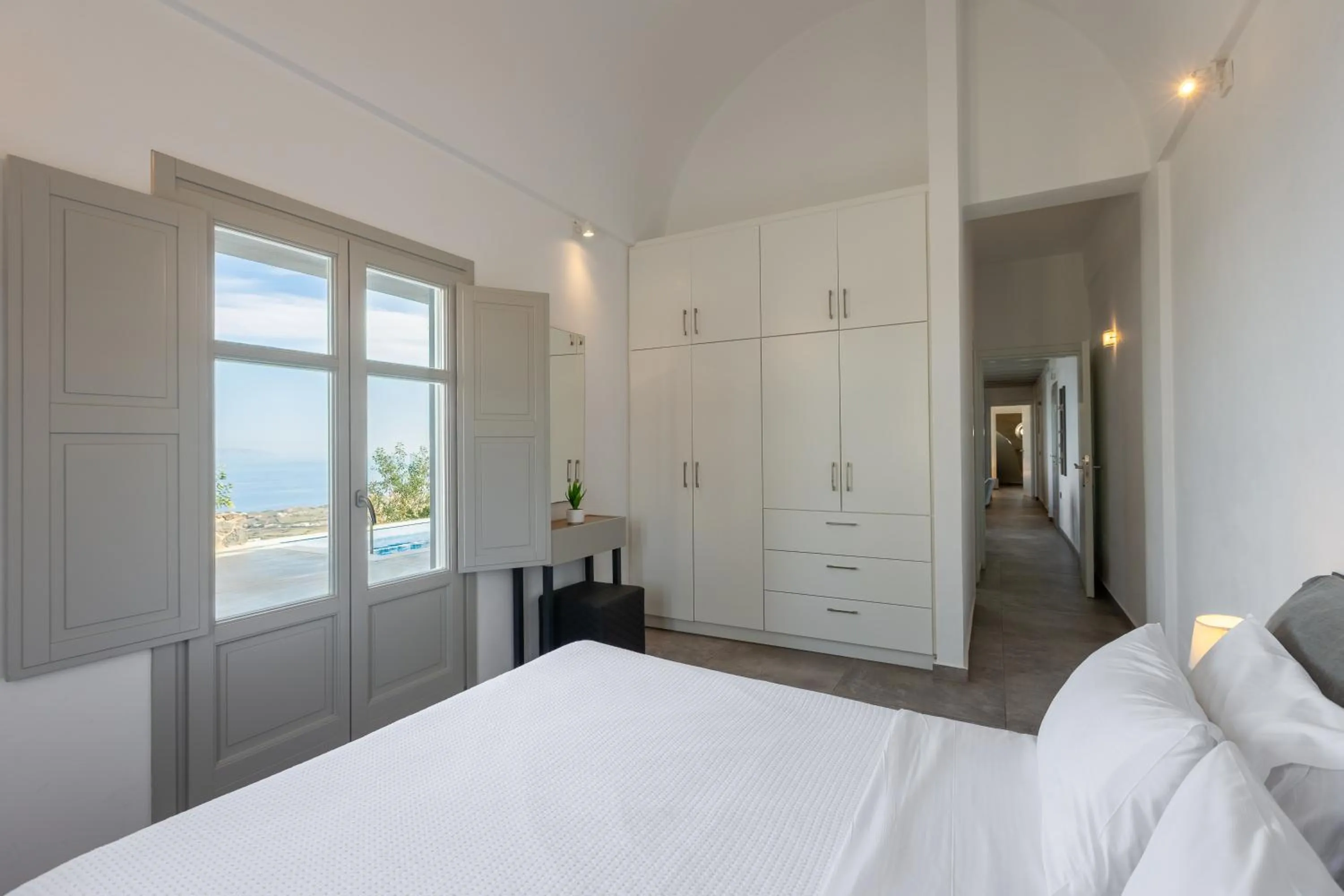 Bed in Theano Cave Suites & Villas