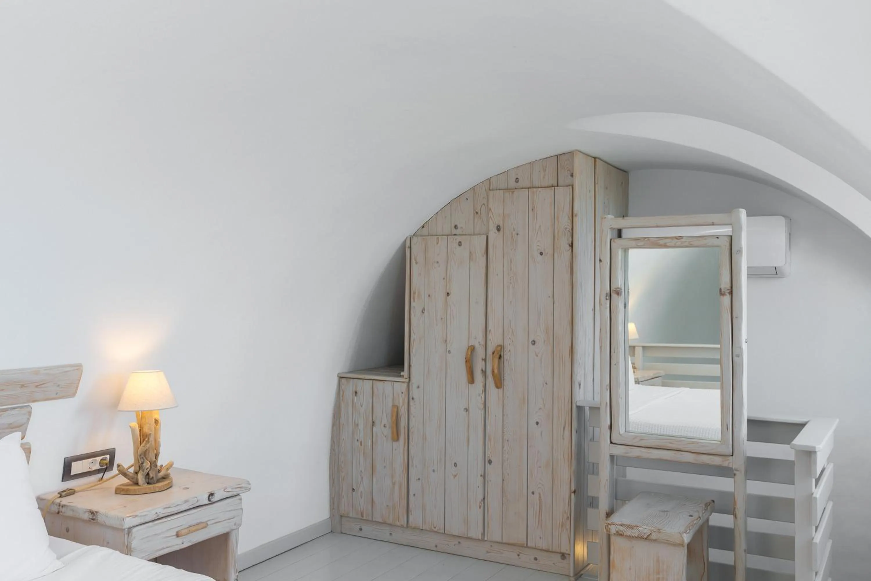 Bed in Theano Cave Suites & Villas
