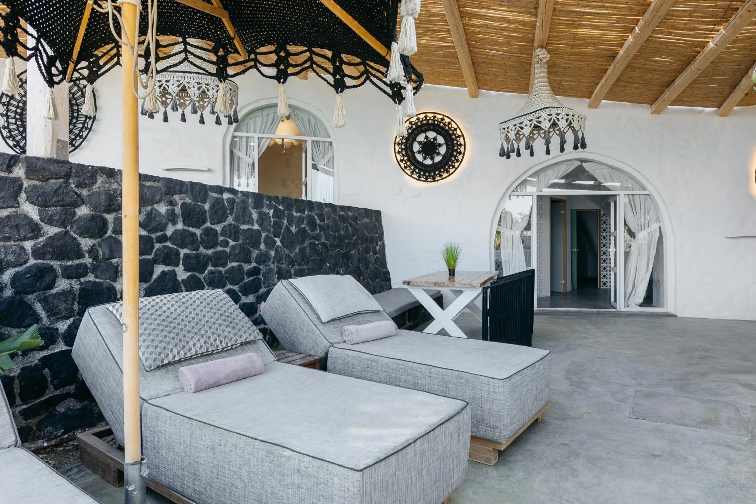 Theano Cave Suites & Villas