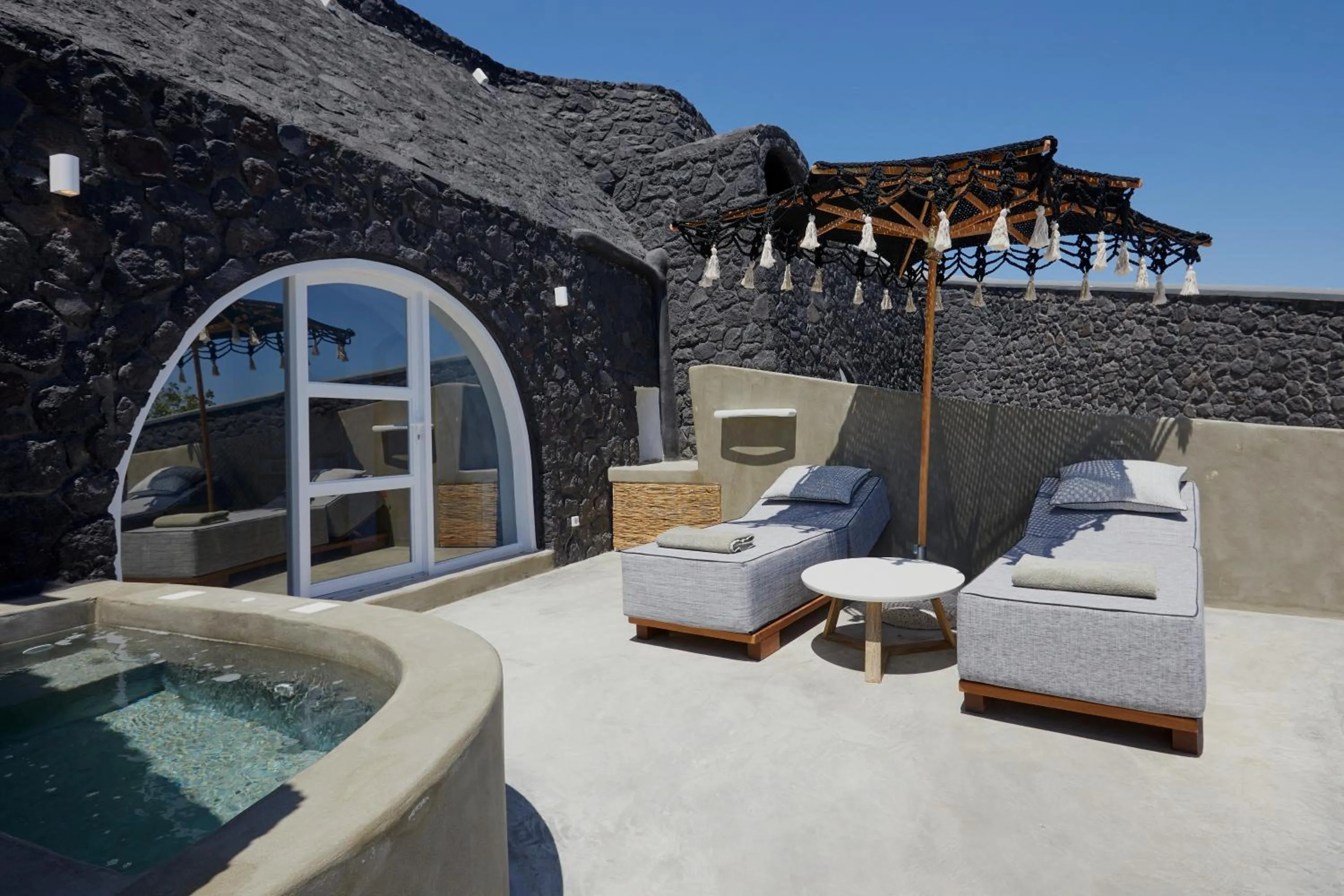 Theano Cave Suites & Villas