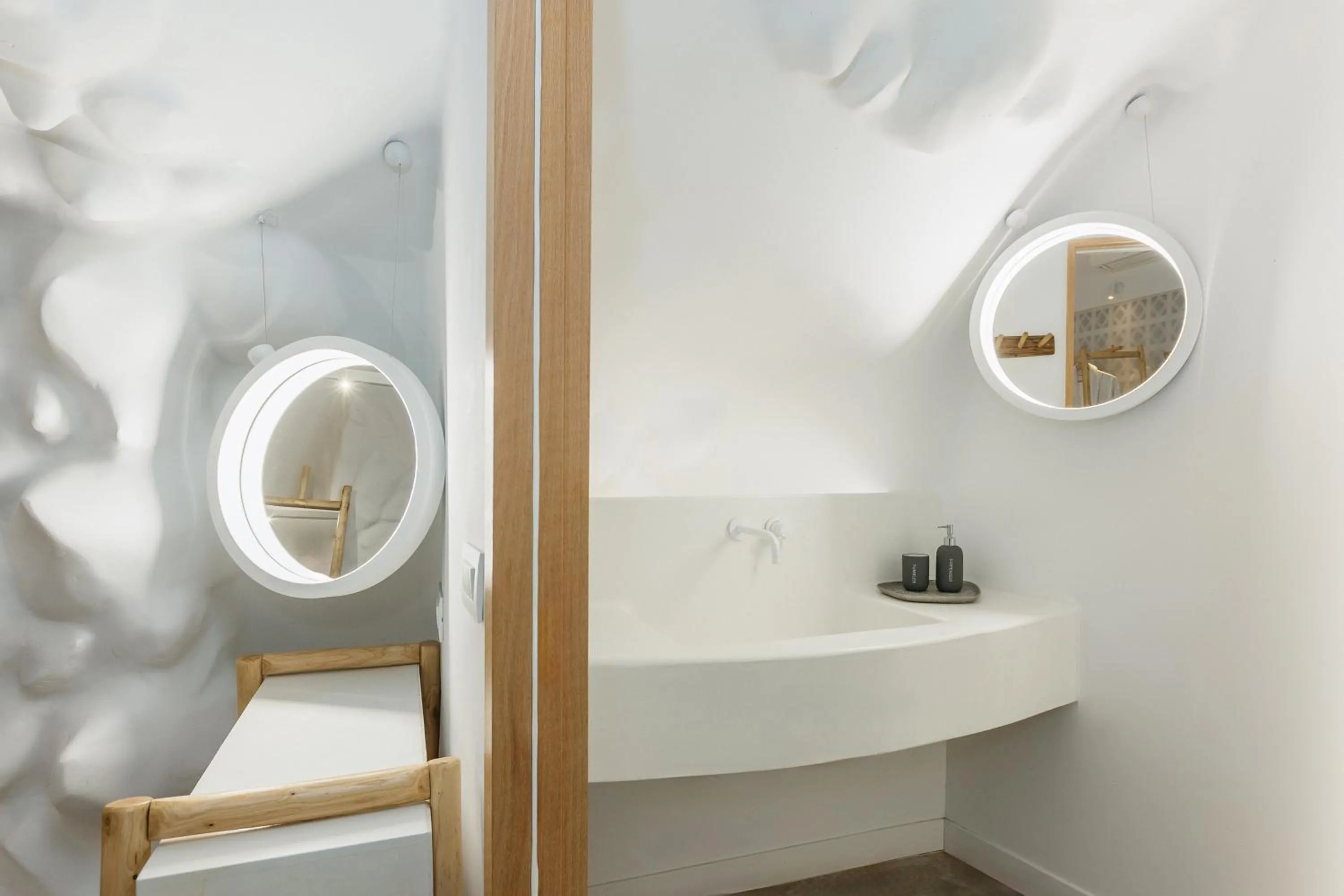 Theano Cave Suites & Villas