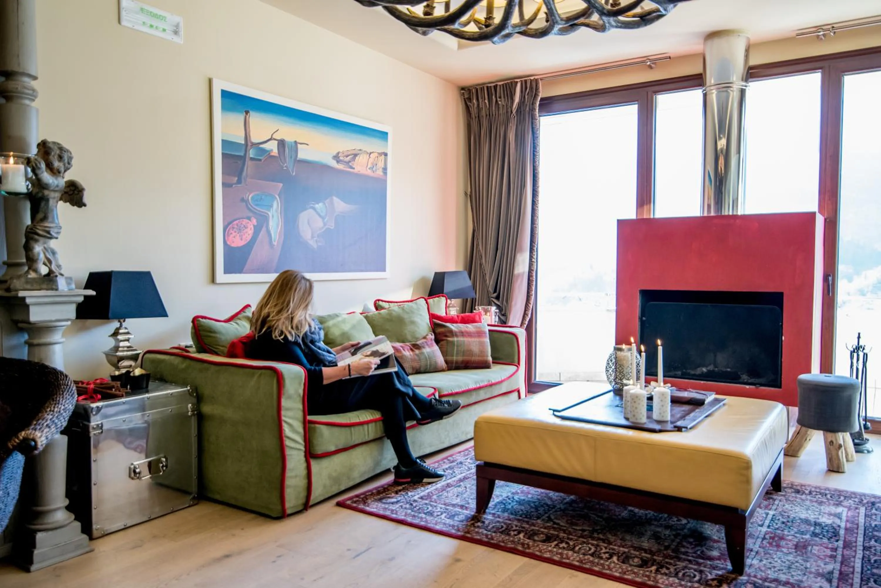 Communal lounge/ TV room in Forest Suites Boutique Hotel