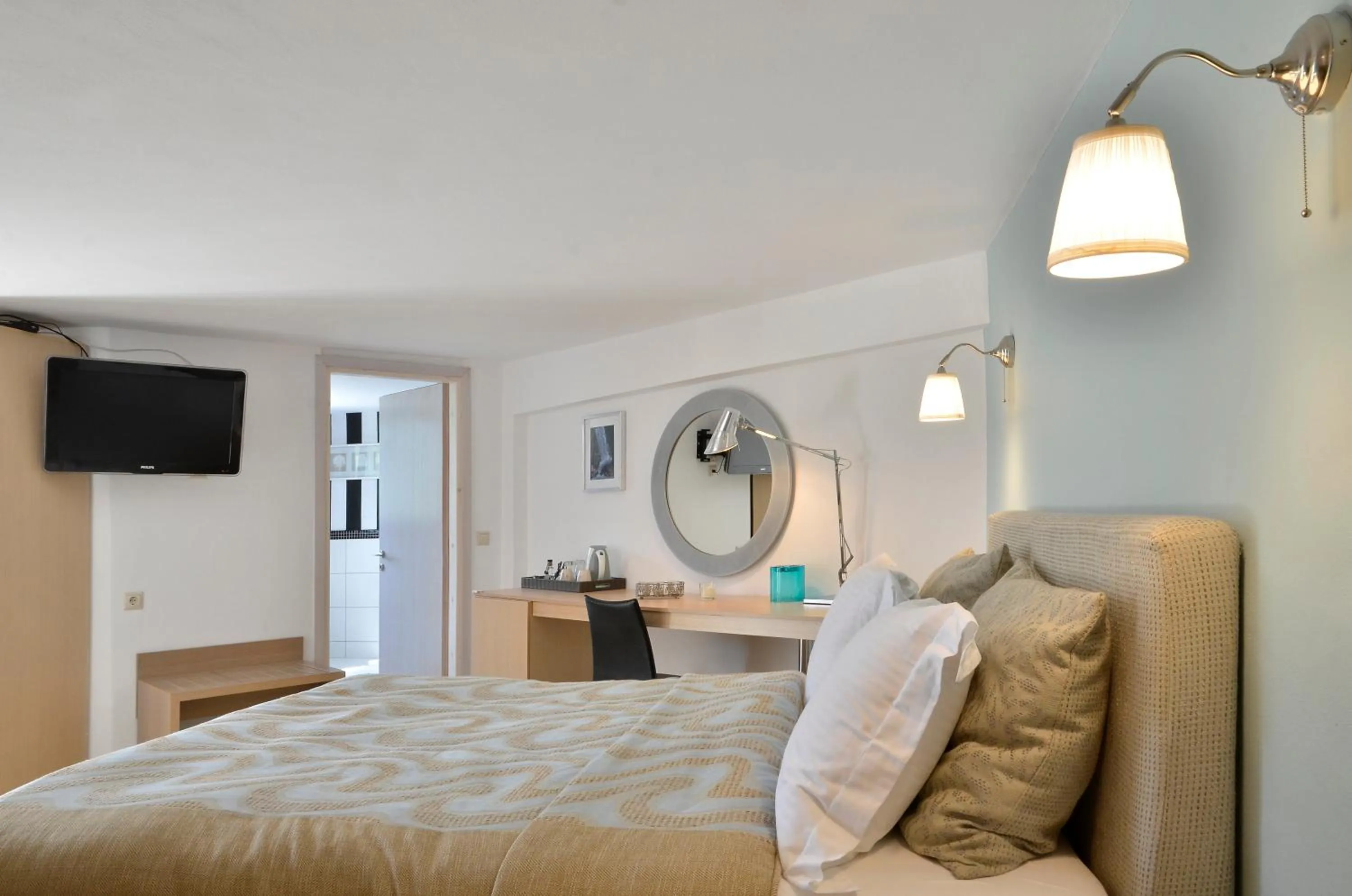 Bedroom, Bed in Forest Suites Boutique Hotel