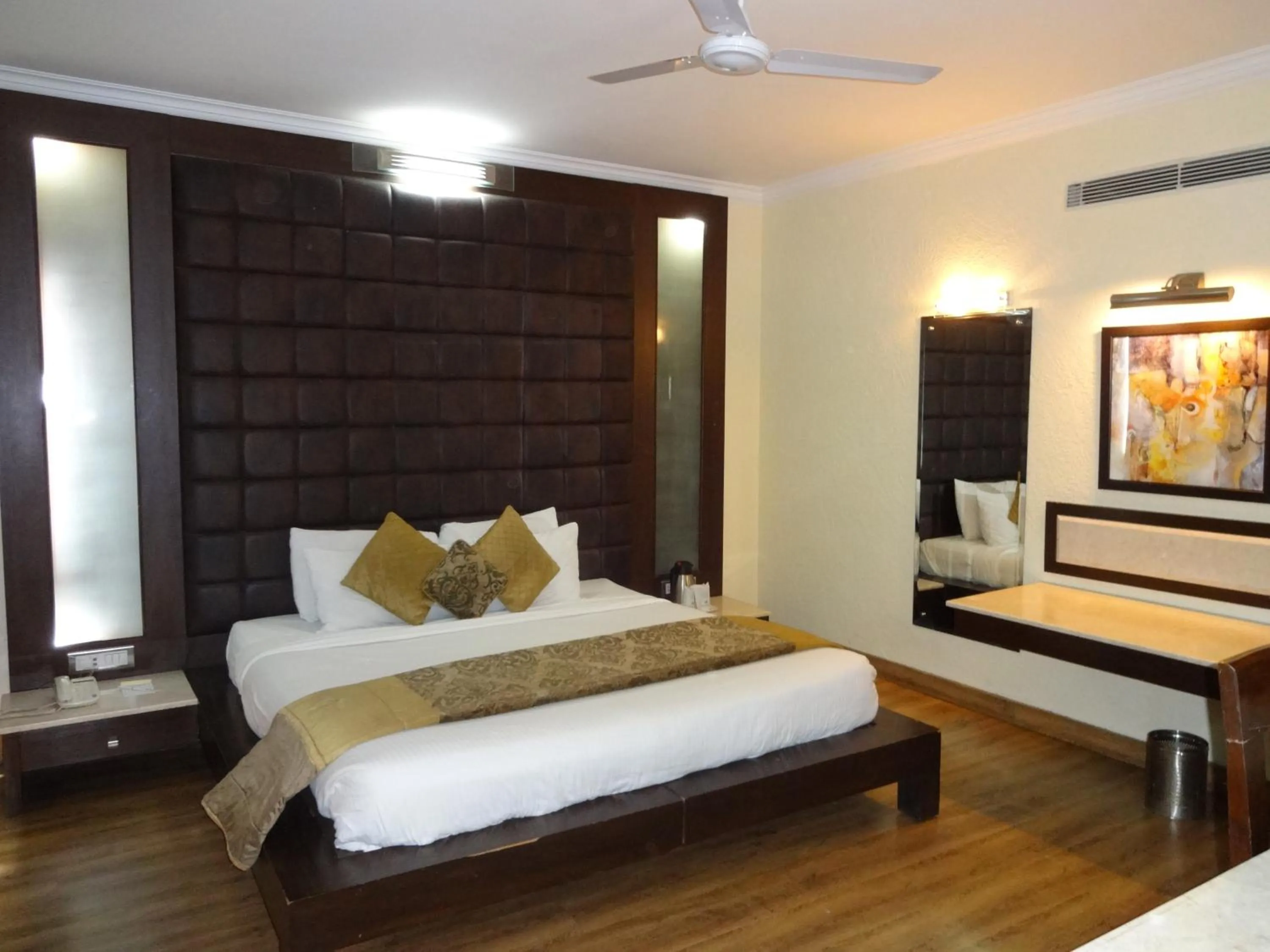 Photo of the whole room, Bed in Hotel Combermere