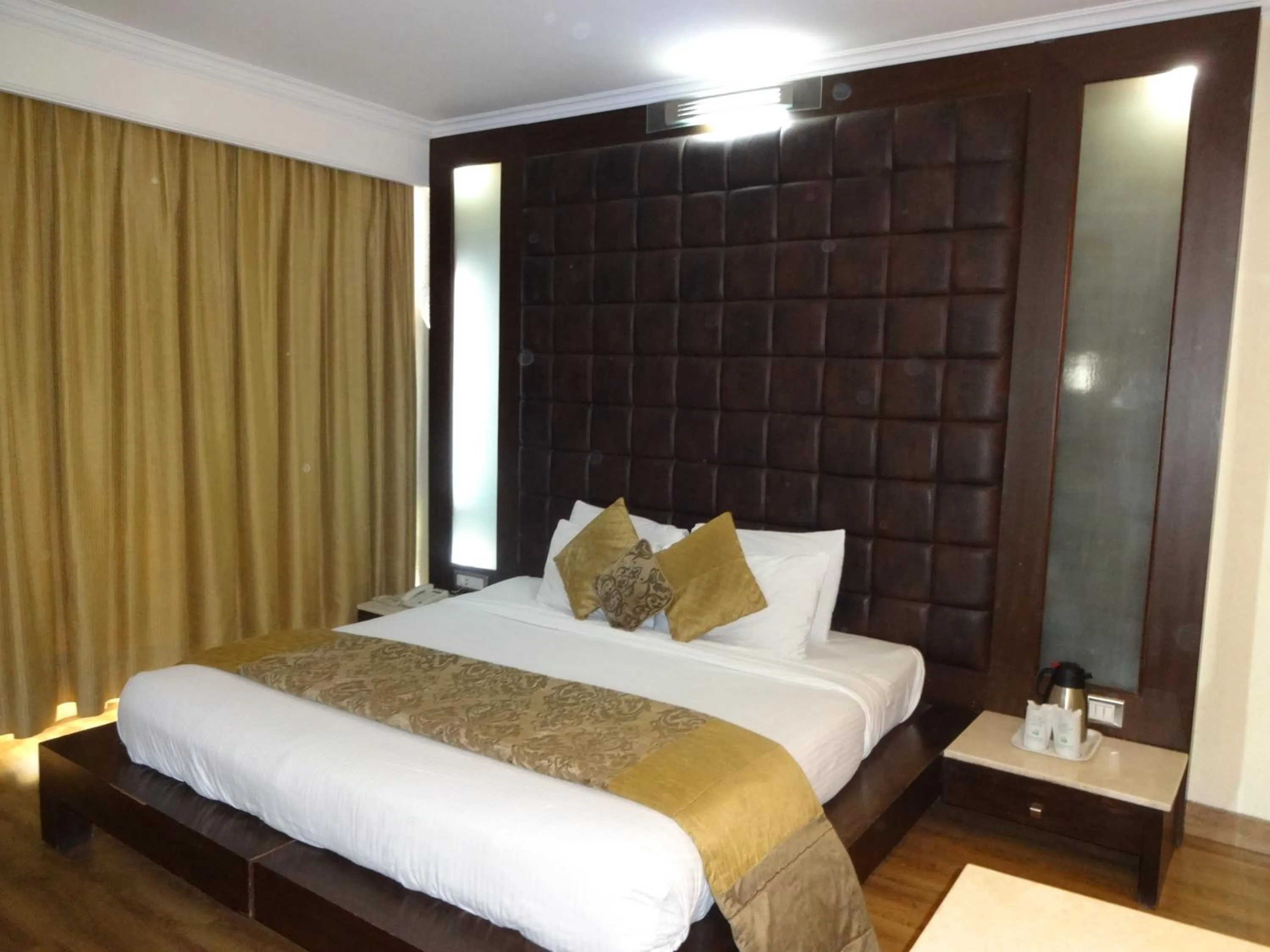 Photo of the whole room, Bed in Hotel Combermere