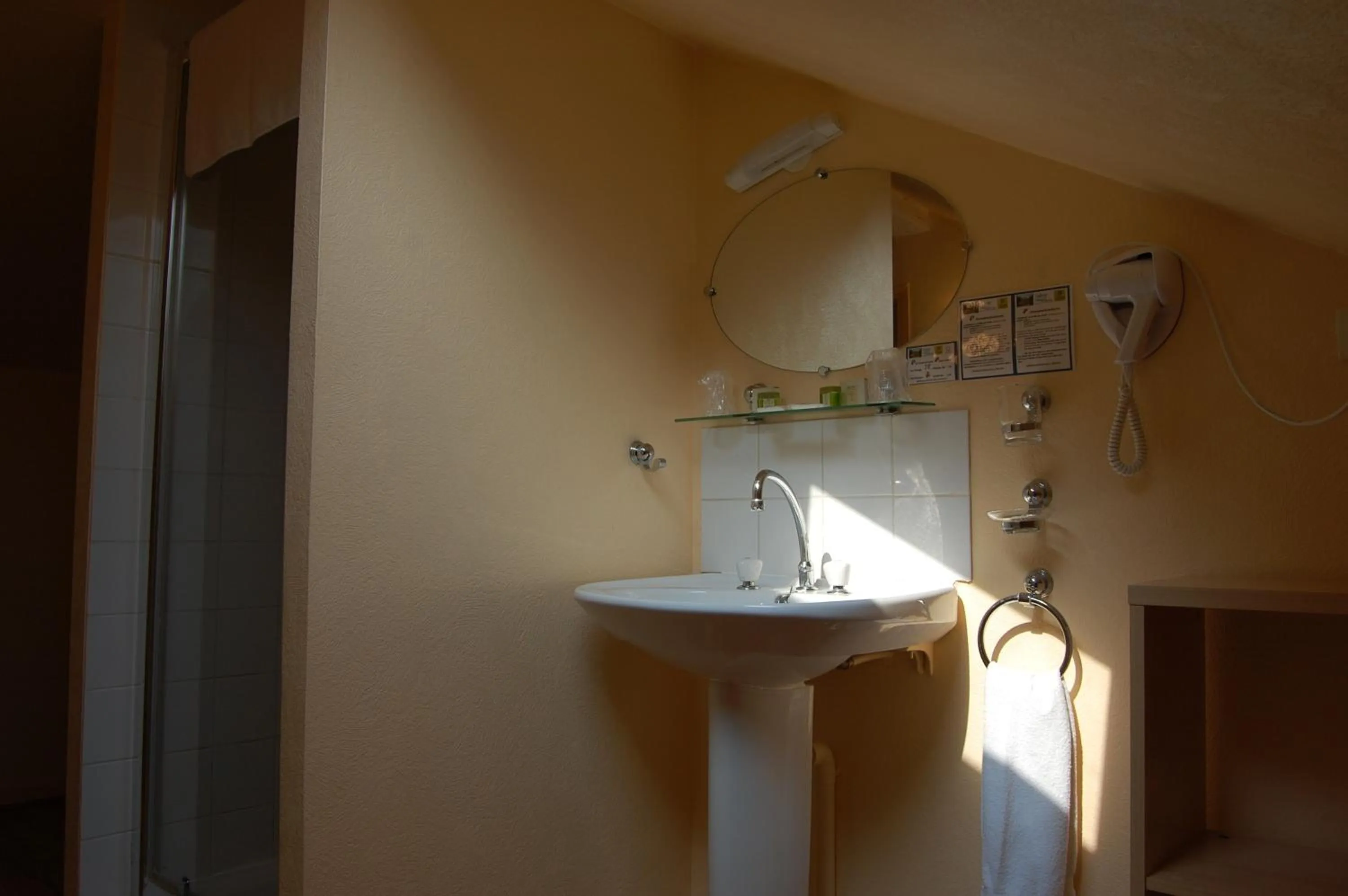 AUBERGE du BORD des EAUX - Demi-pension assurée sur réservation