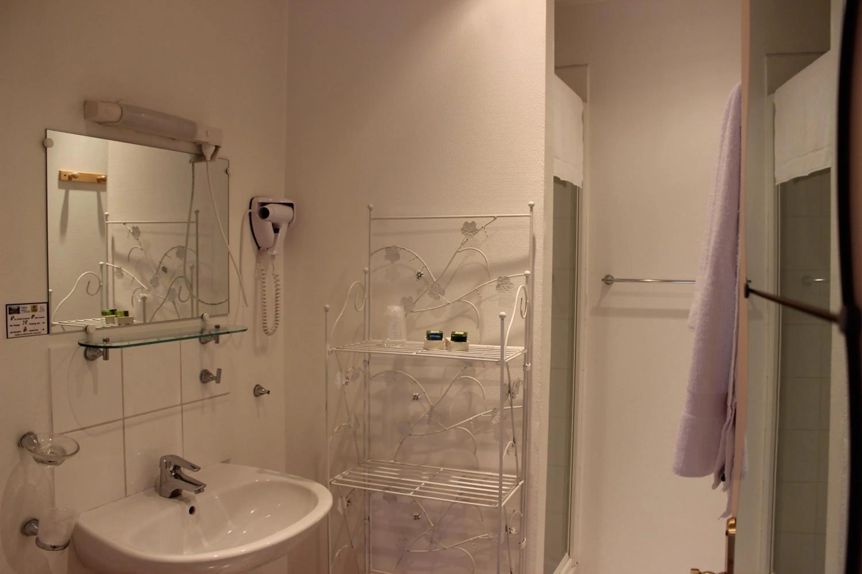 AUBERGE du BORD des EAUX - Demi-pension assurée sur réservation