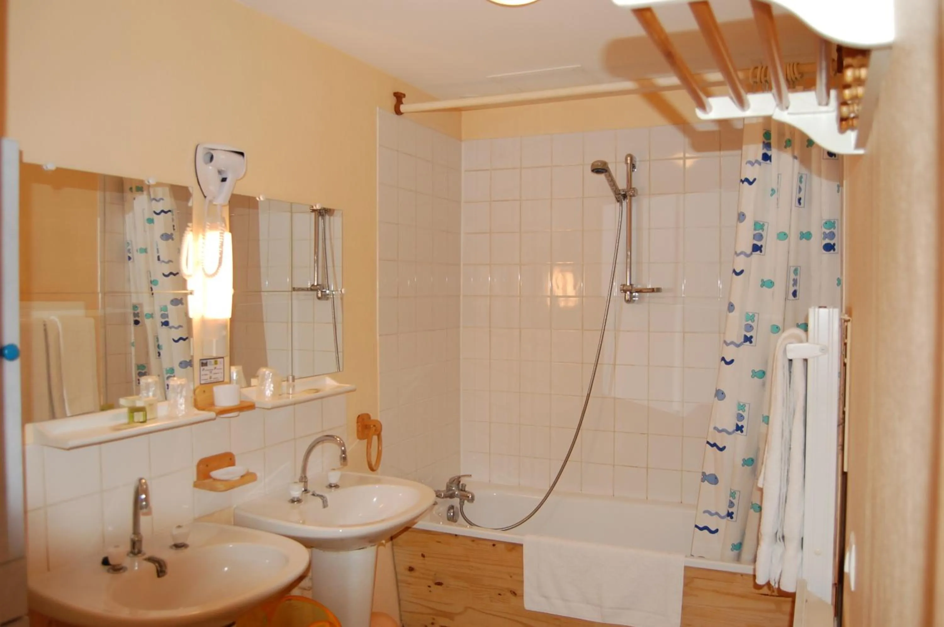 AUBERGE du BORD des EAUX - Demi-pension assurée sur réservation