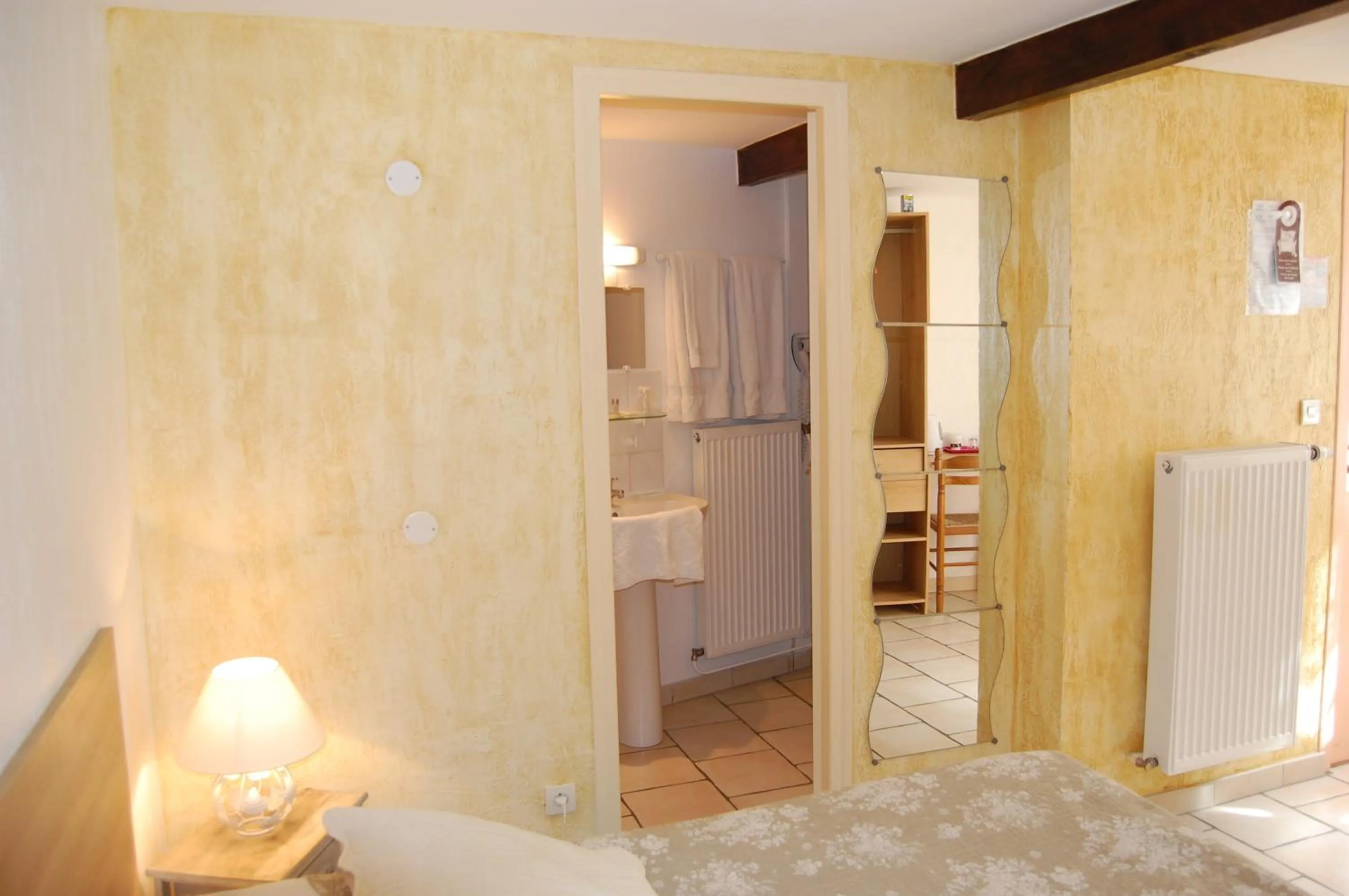 Bedroom in AUBERGE du BORD des EAUX - Demi-pension assurée sur réservation