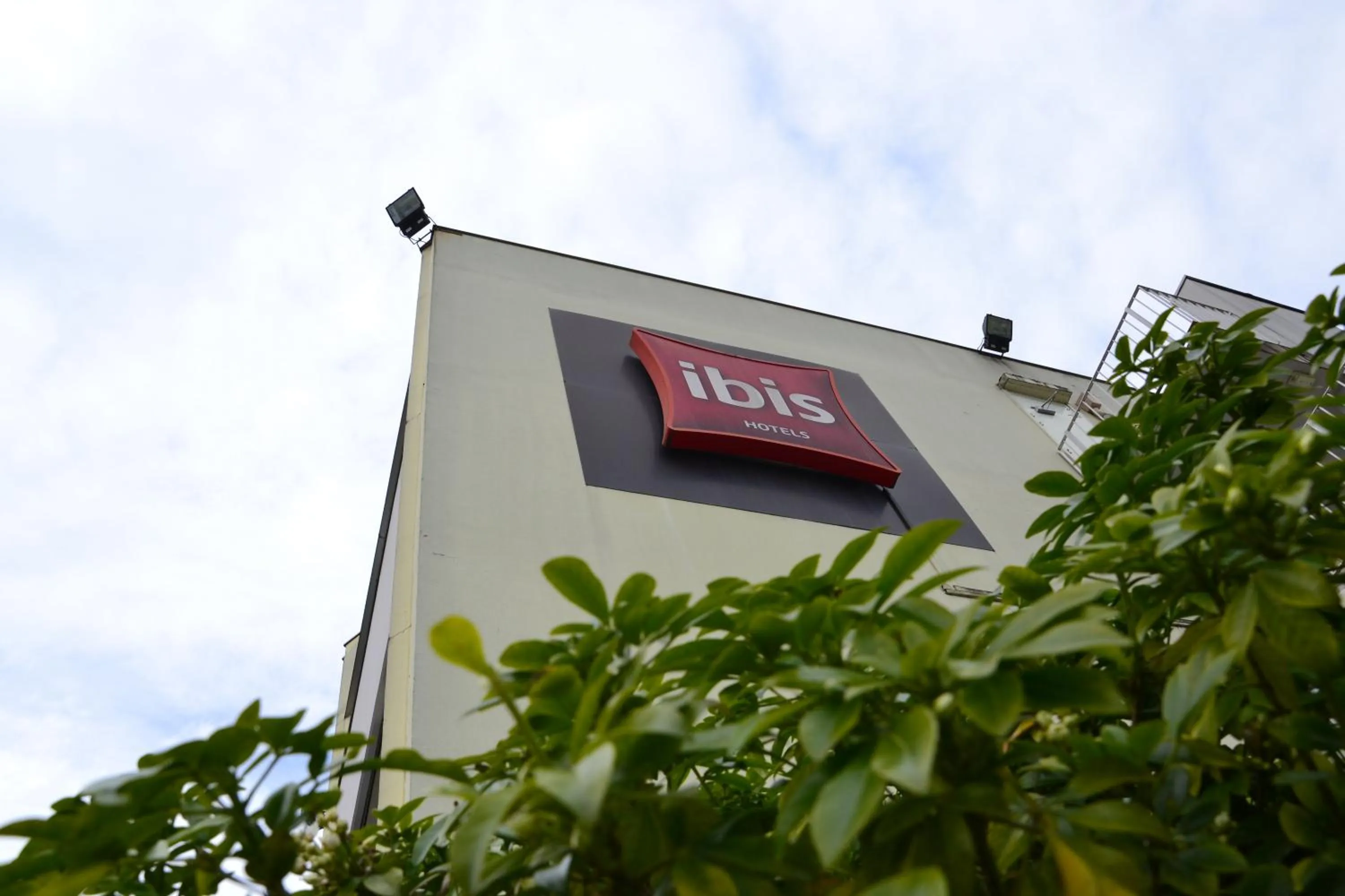 Facade/entrance in ibis Chambery