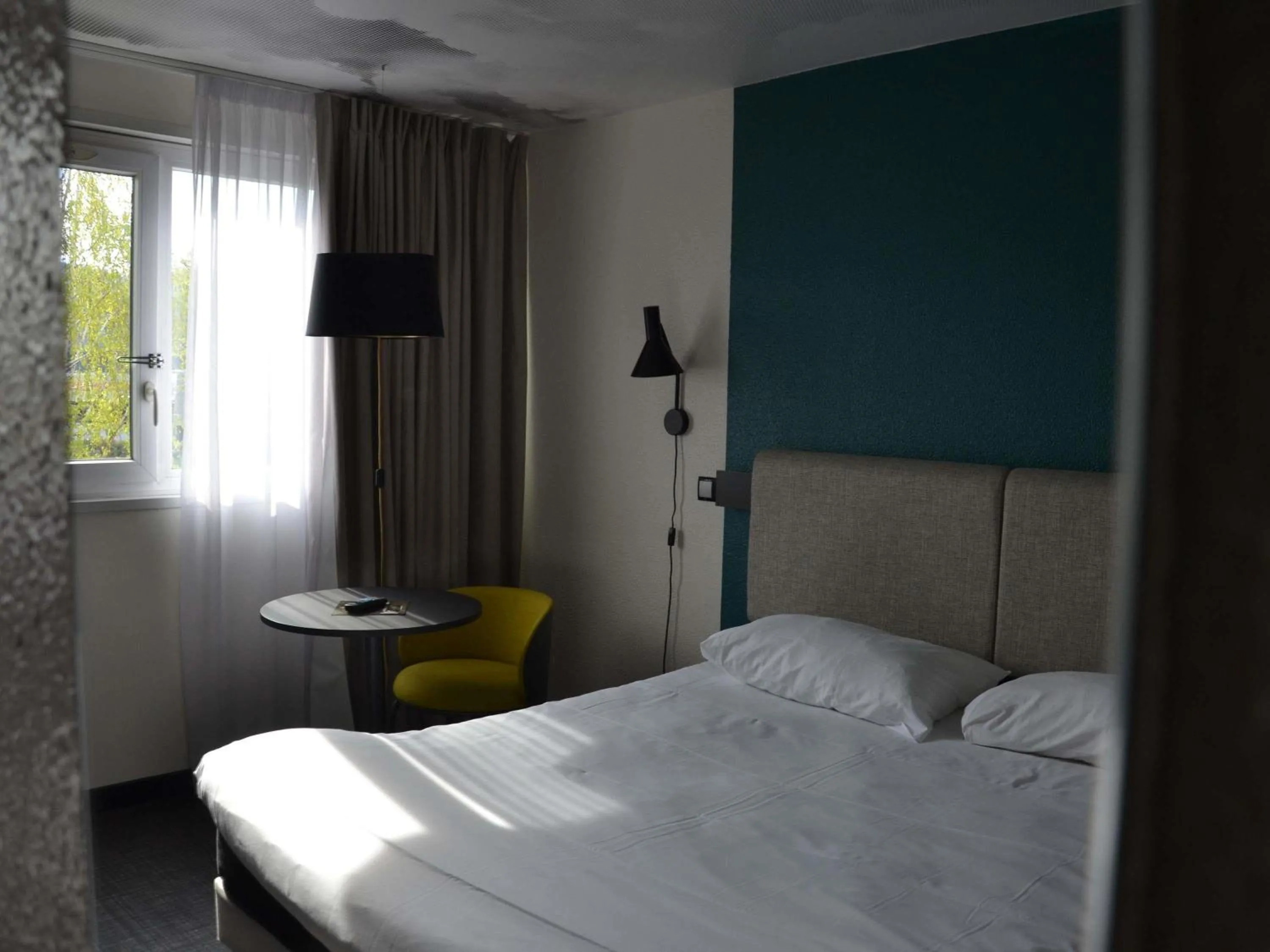 Bedroom, Bed in ibis Chambery