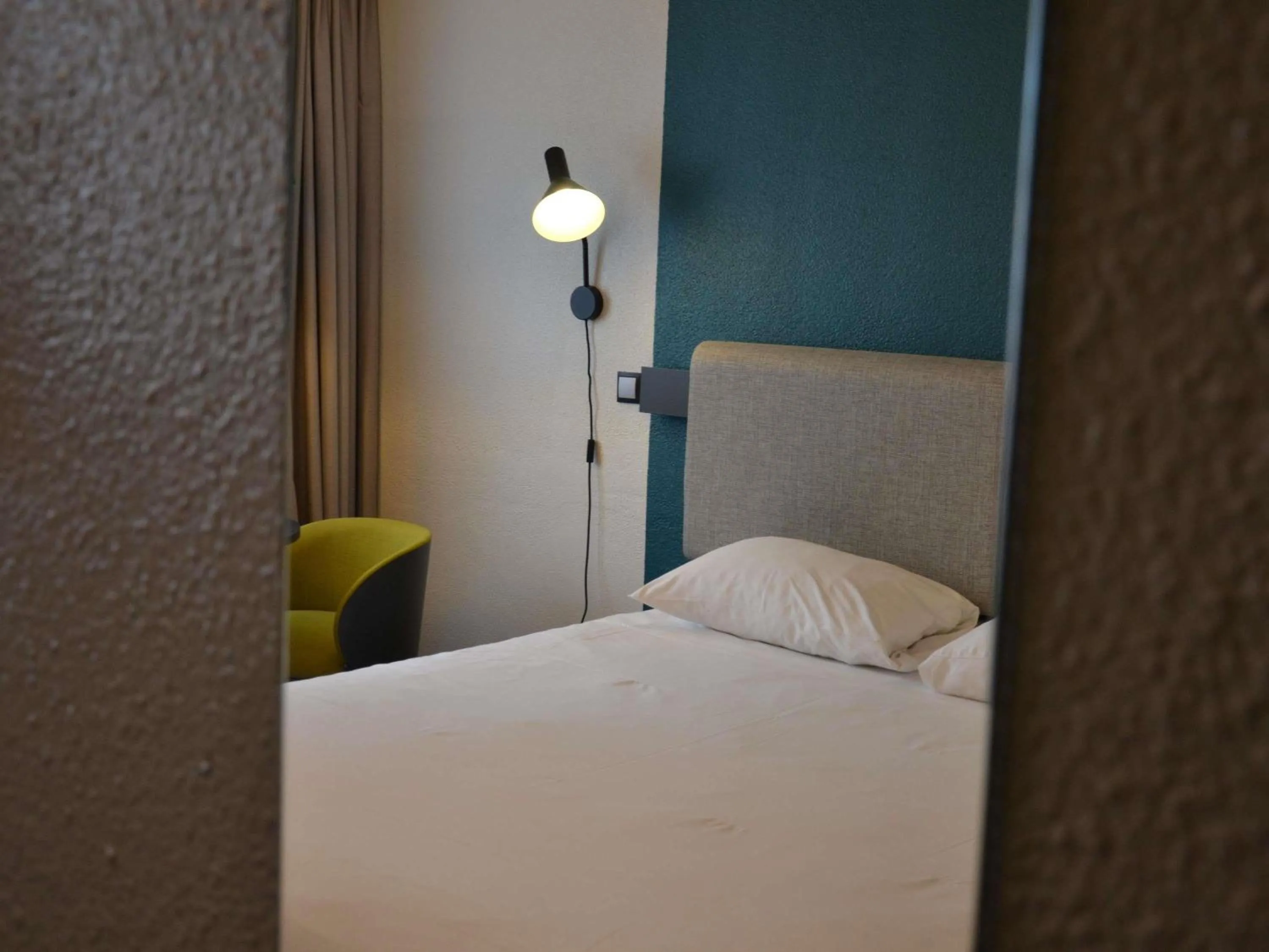 Bedroom, Bed in ibis Chambery