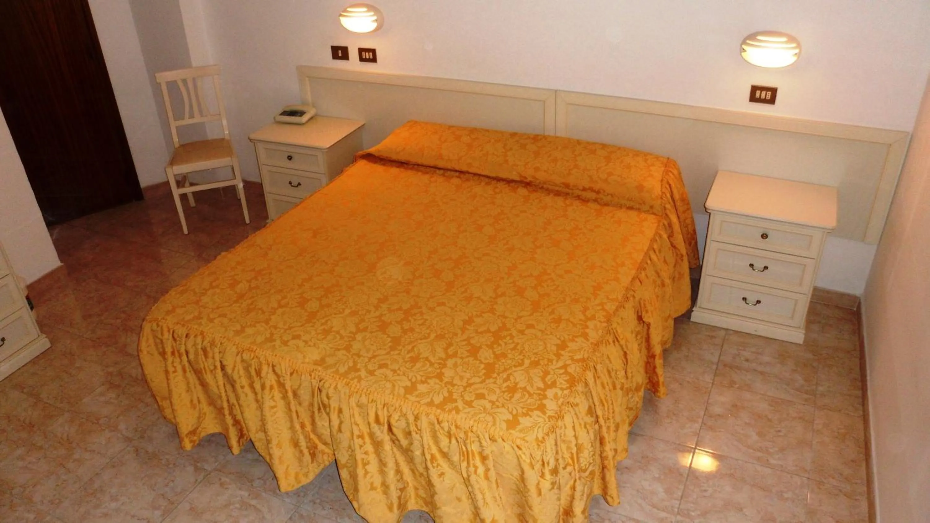 Bedroom, Bed in Hotel Reali