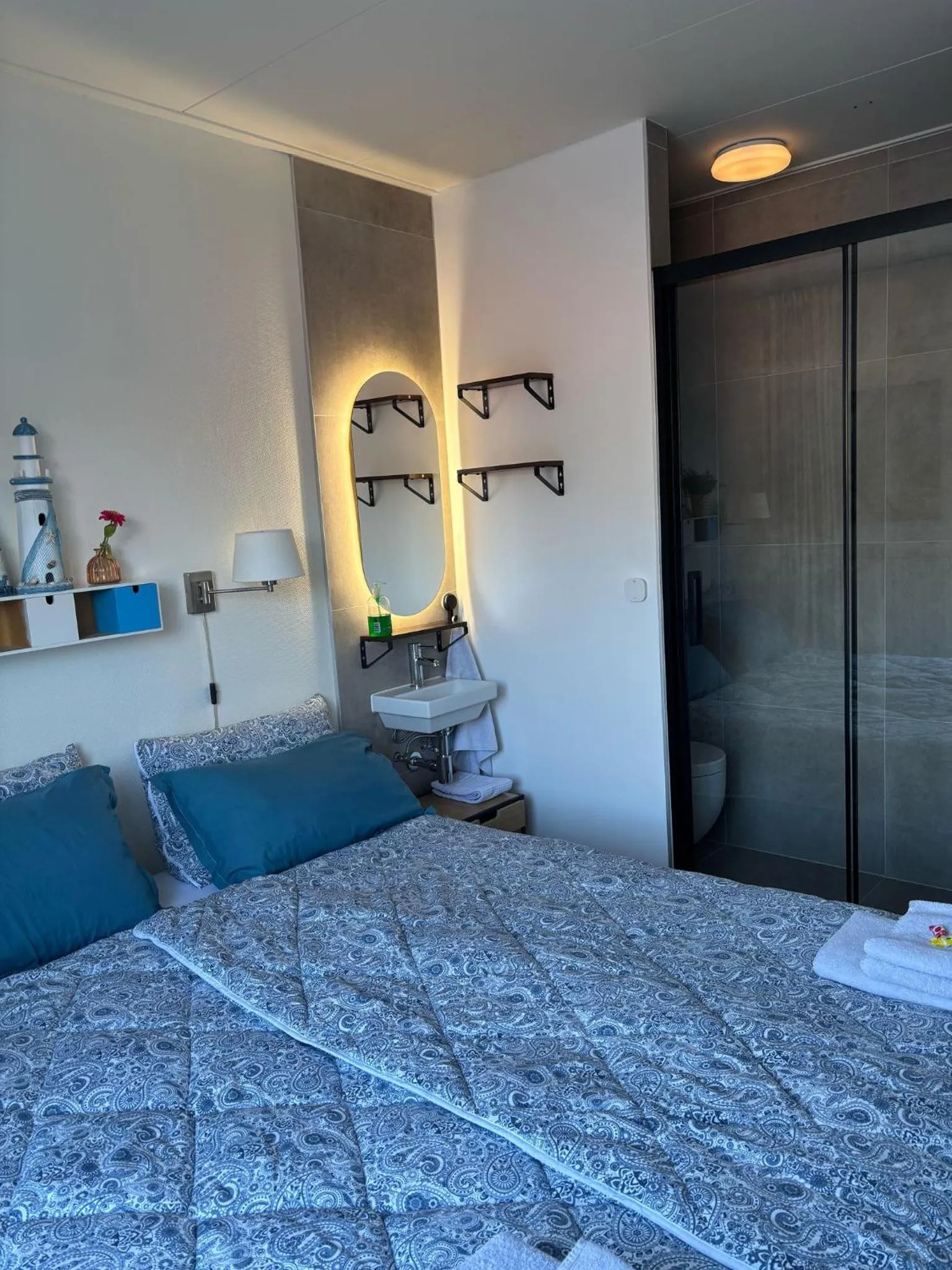 Shower, Bed in B&B de Zandtaart