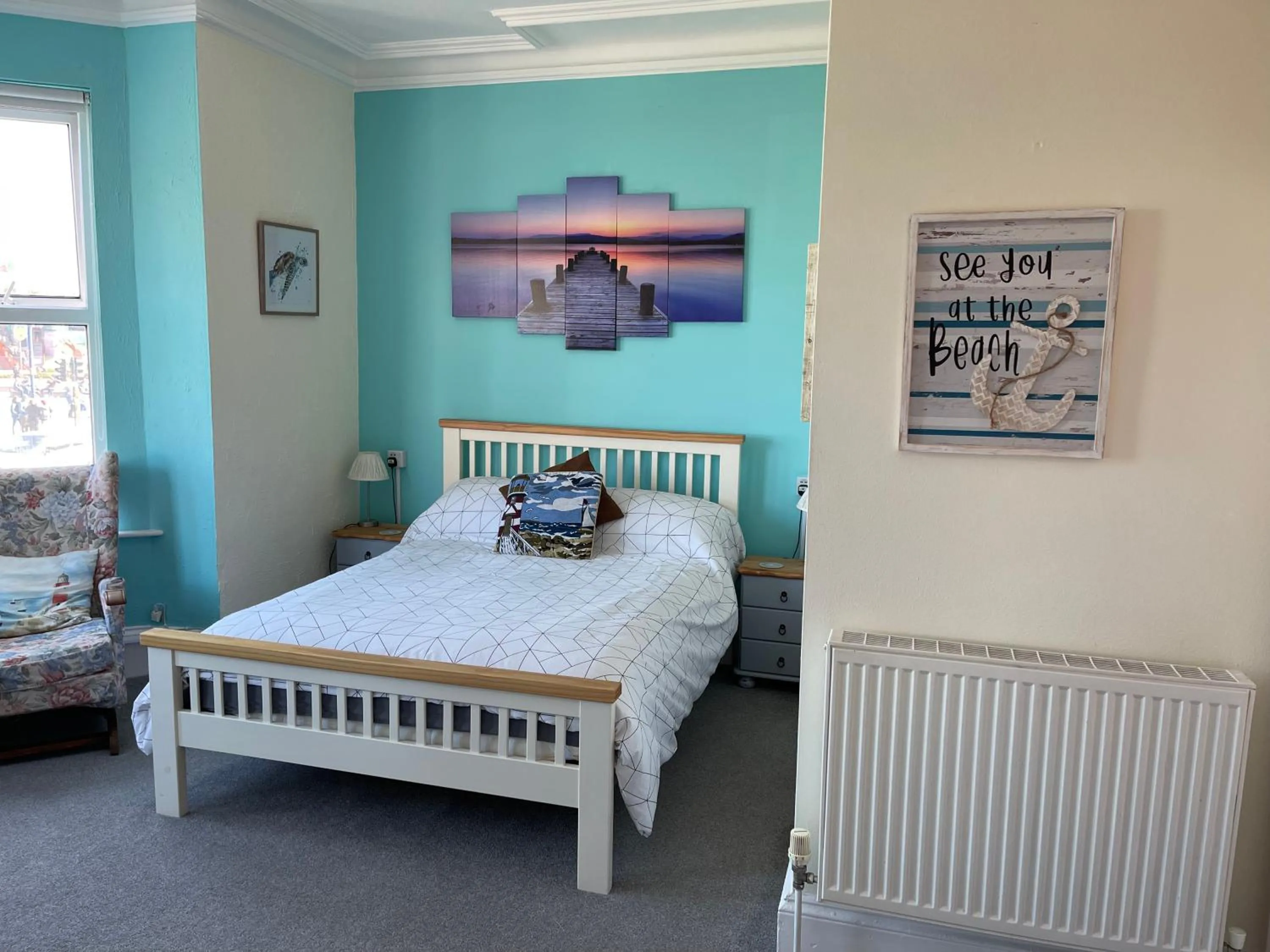 Bedroom, Bed in Henrys on the Prom