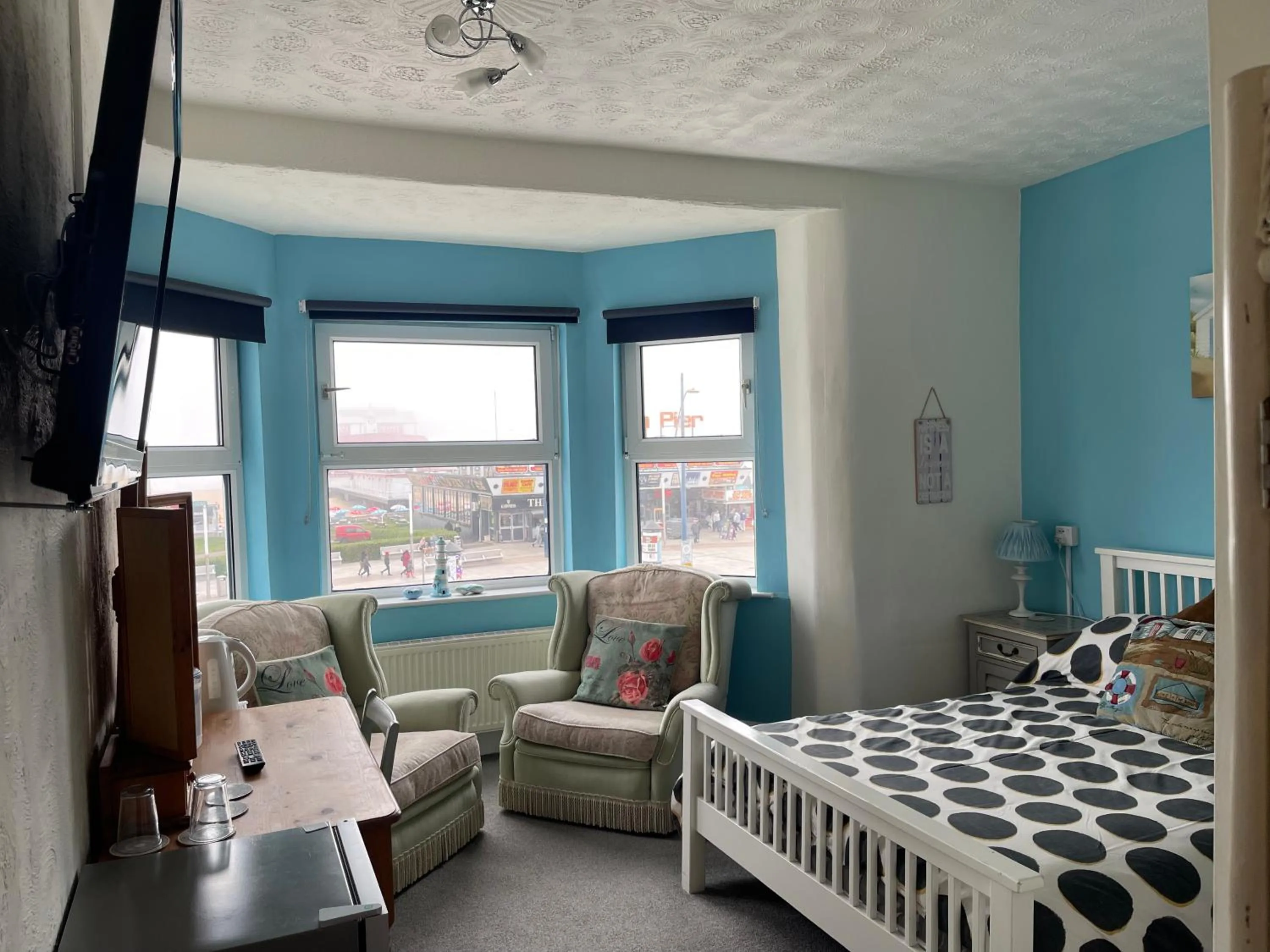 Bedroom, Bed in Henrys on the Prom