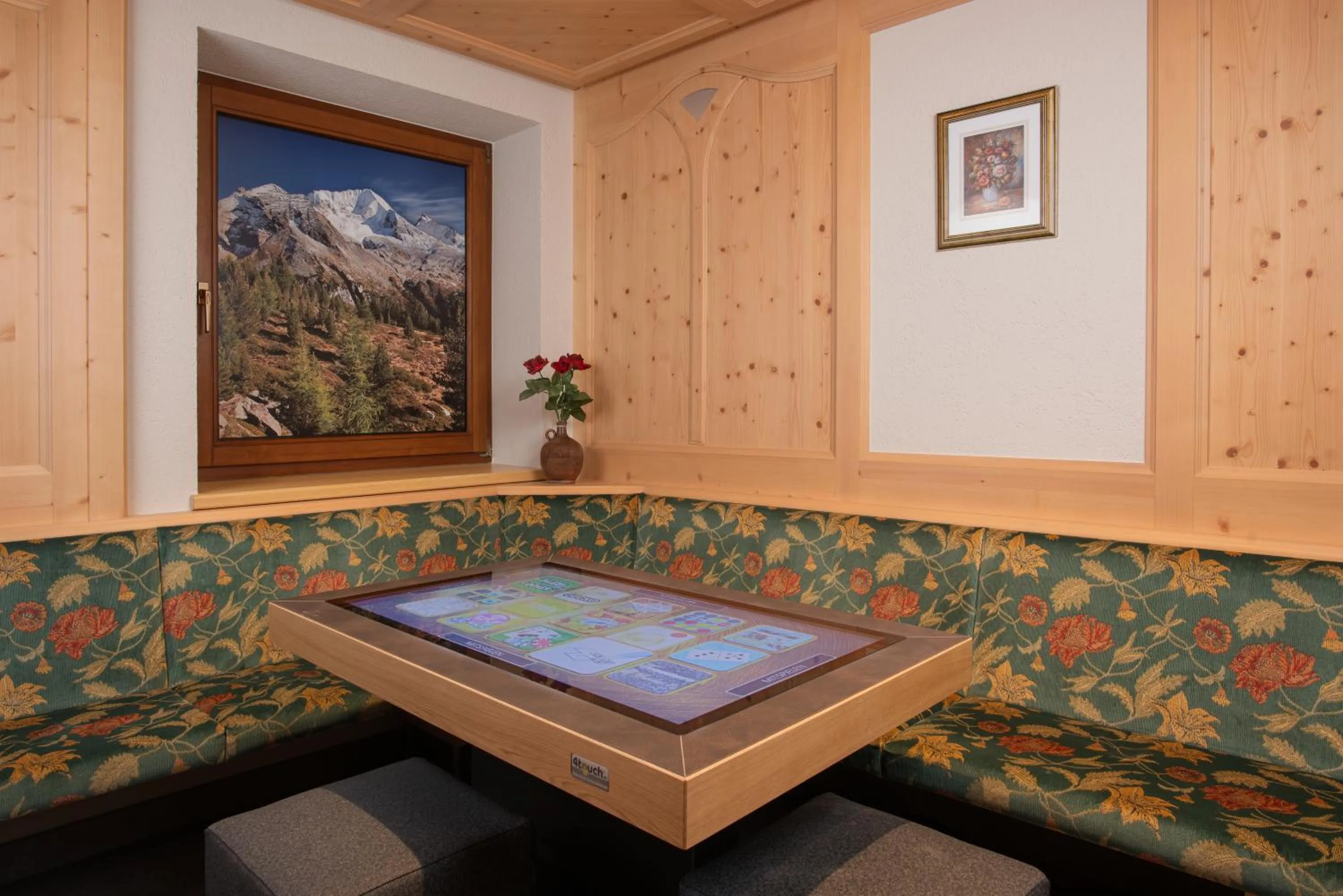 Communal lounge/ TV room in Martinshof berg herz hotel