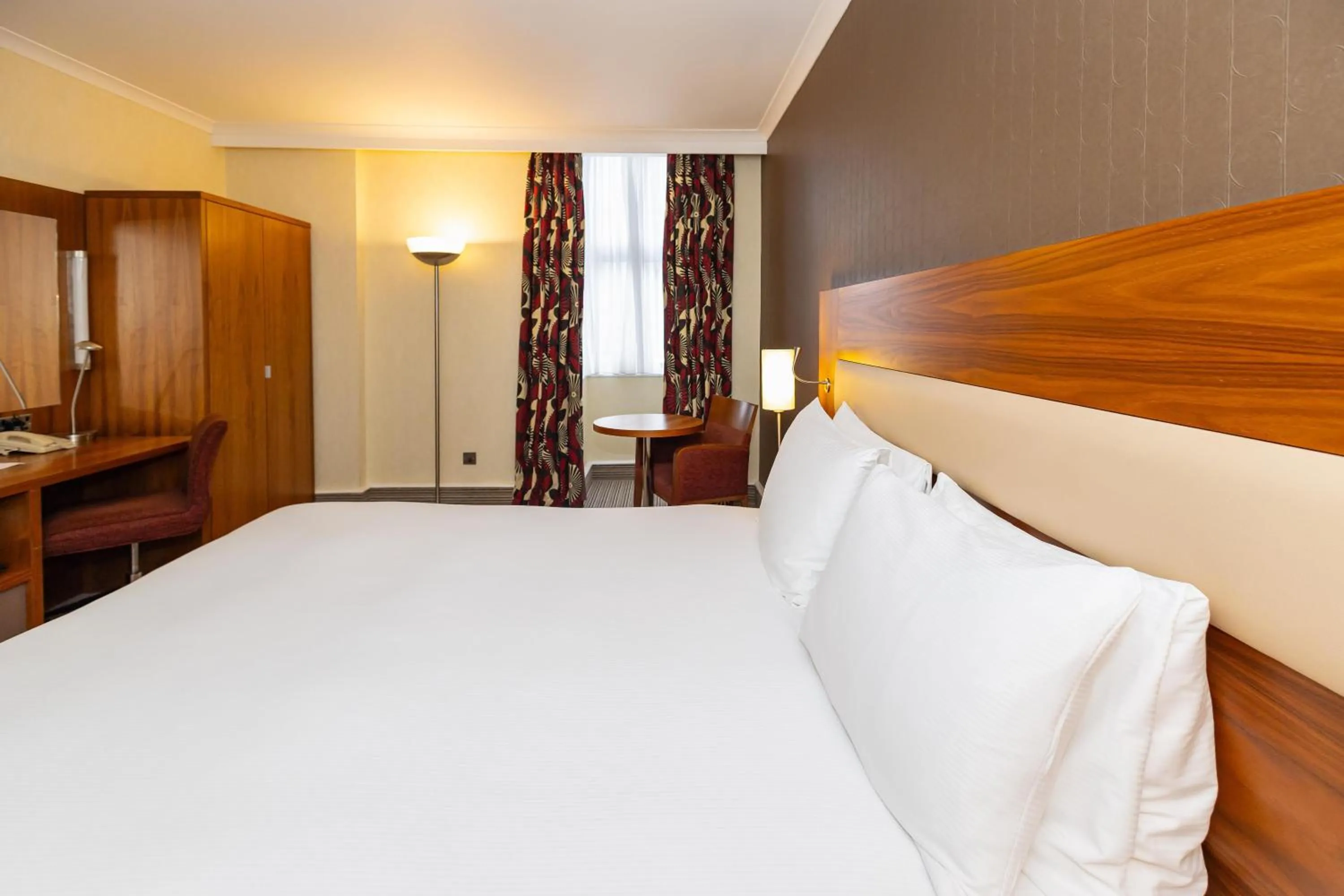 Bedroom, Bed in Hilton London Olympia
