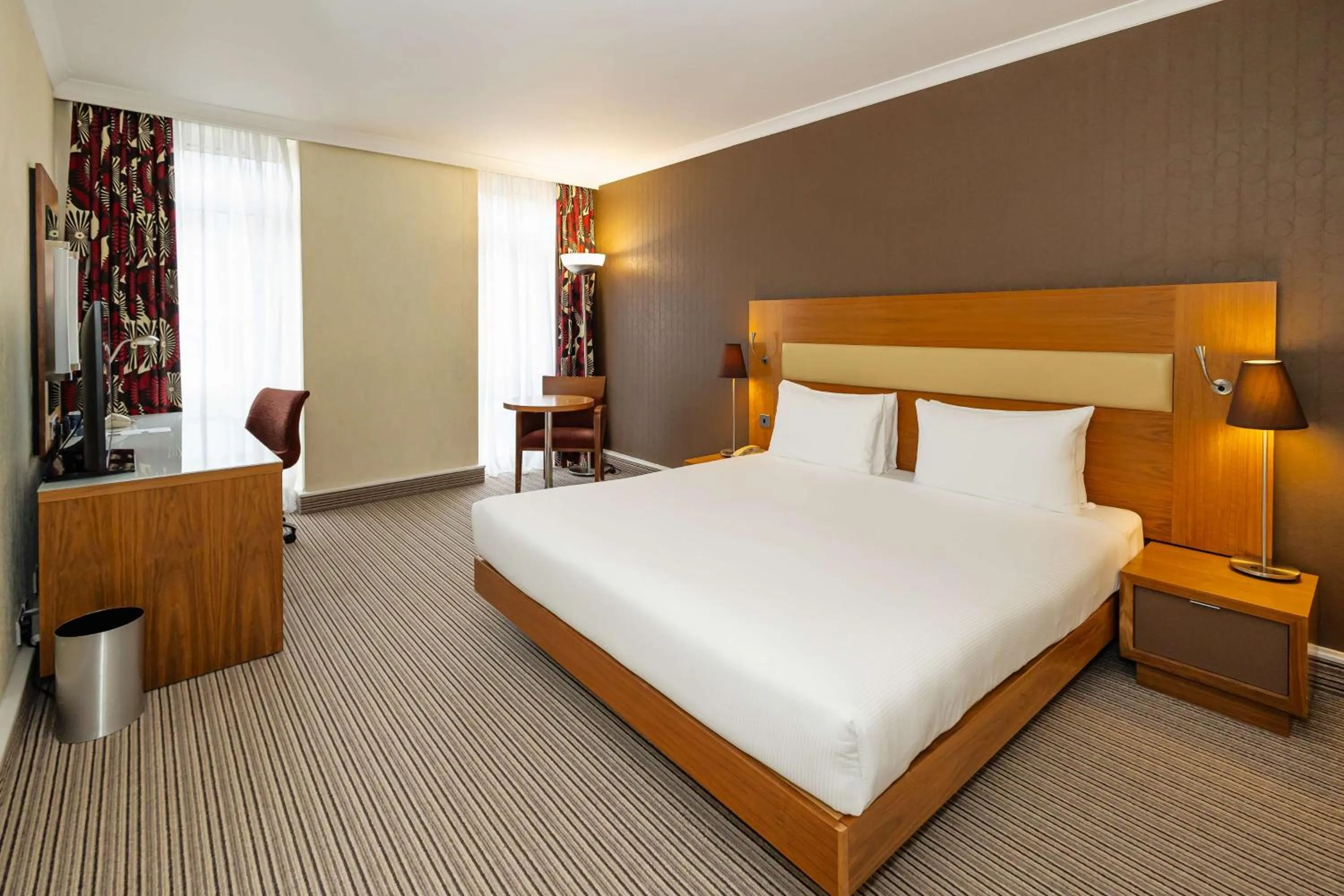 Bedroom, Bed in Hilton London Olympia