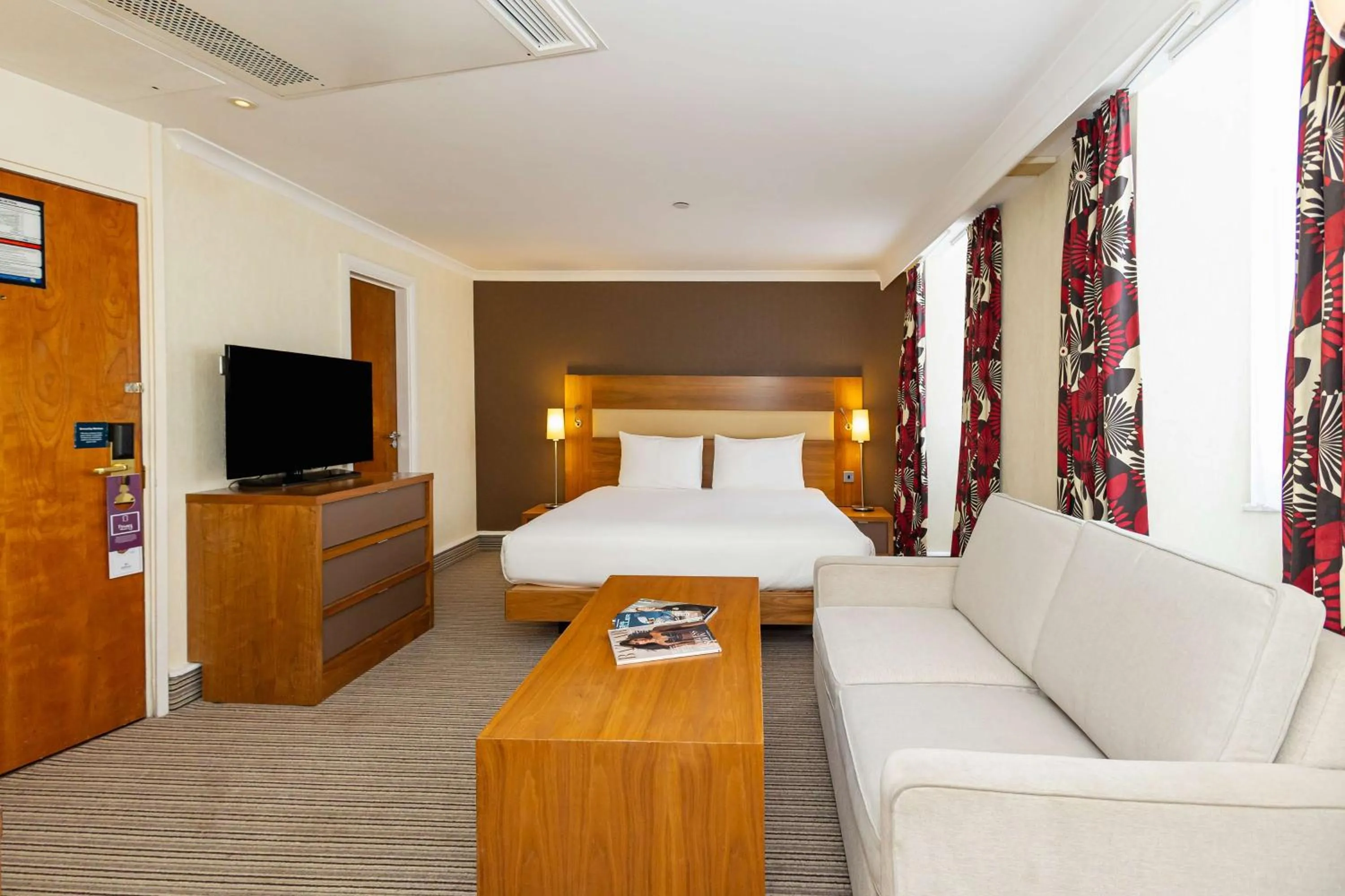 Bedroom, Bed in Hilton London Olympia