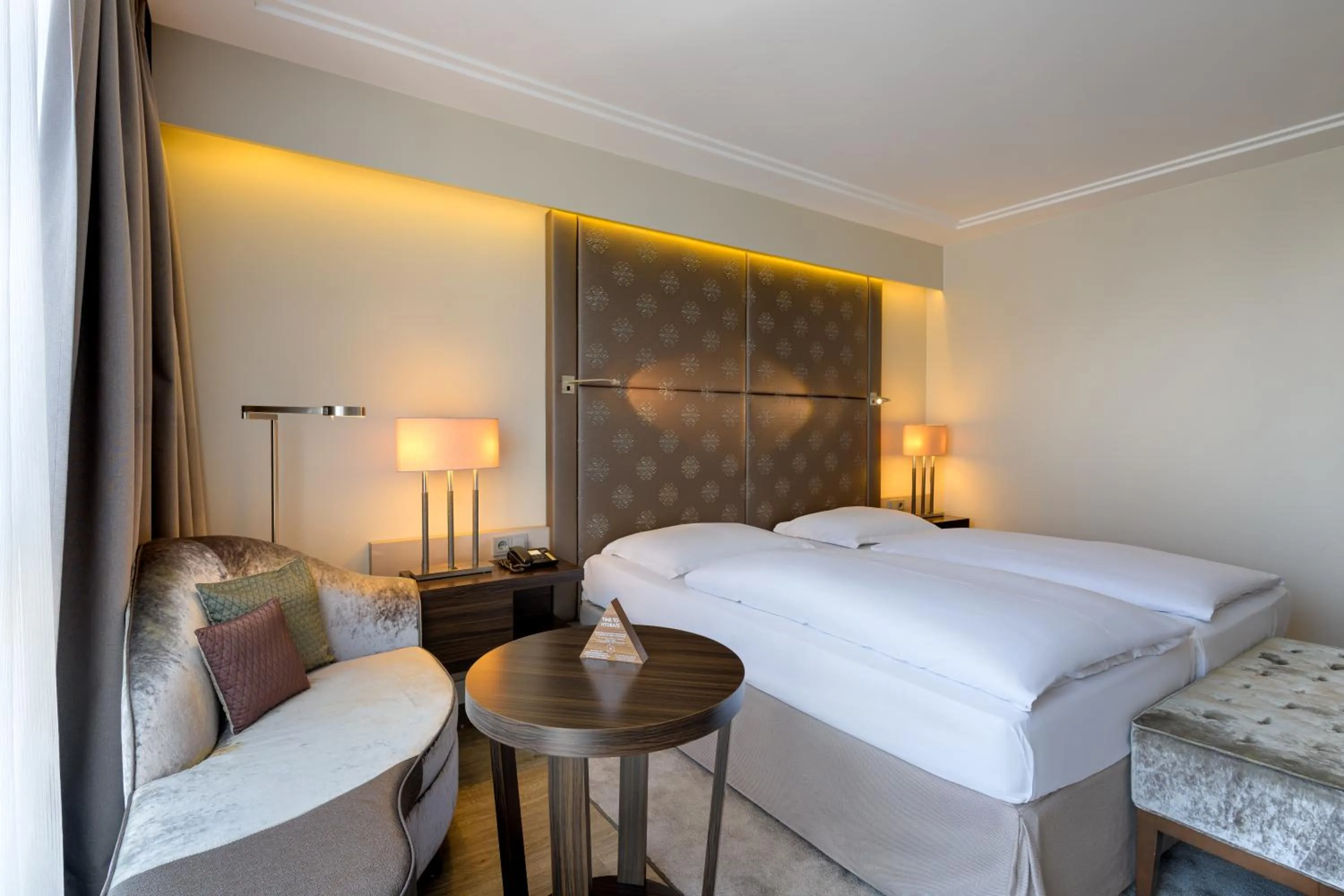 Seating area, Bed in Pullman Munich