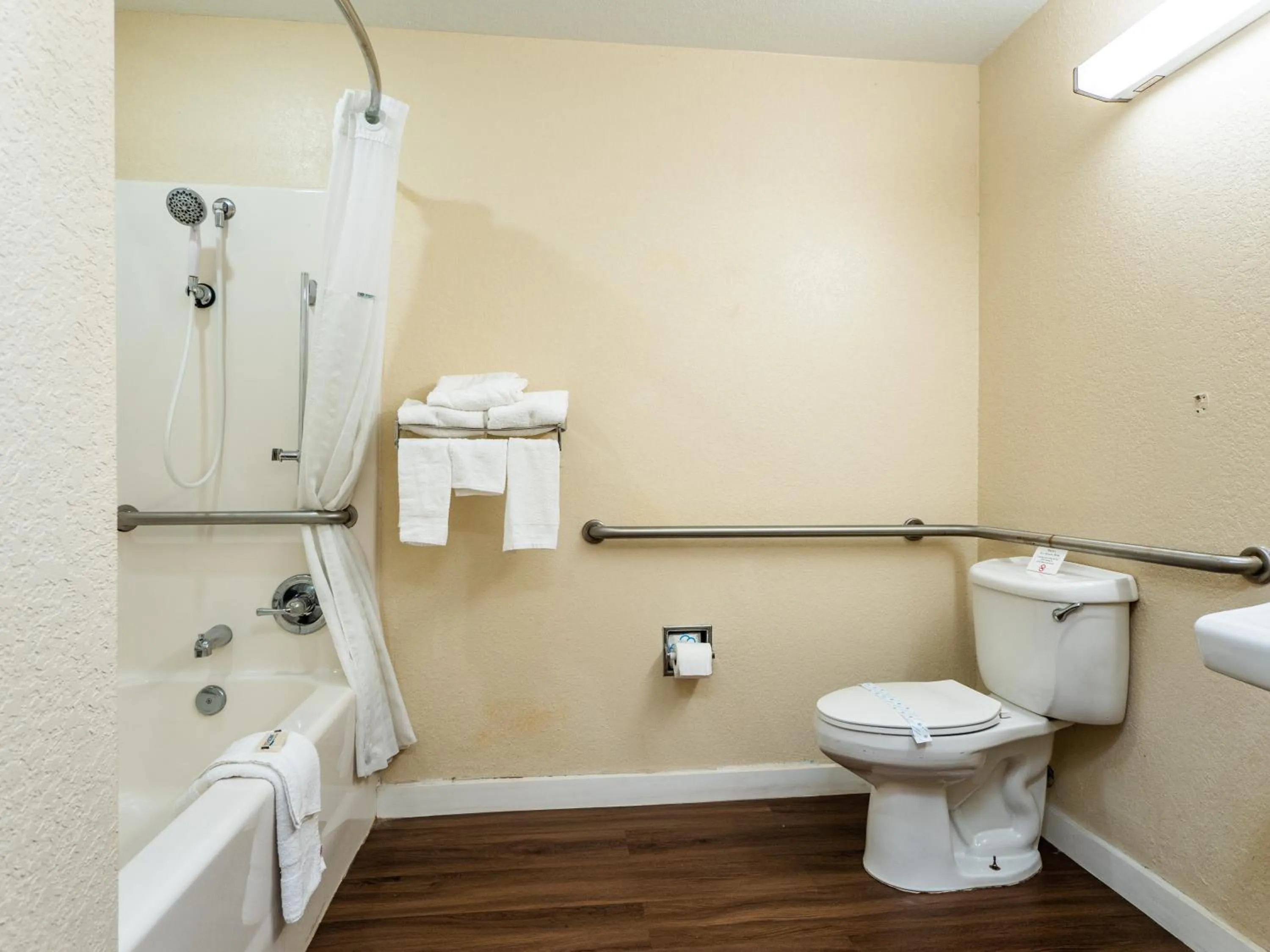 Shower in Microtel Inn and Suites Ocala