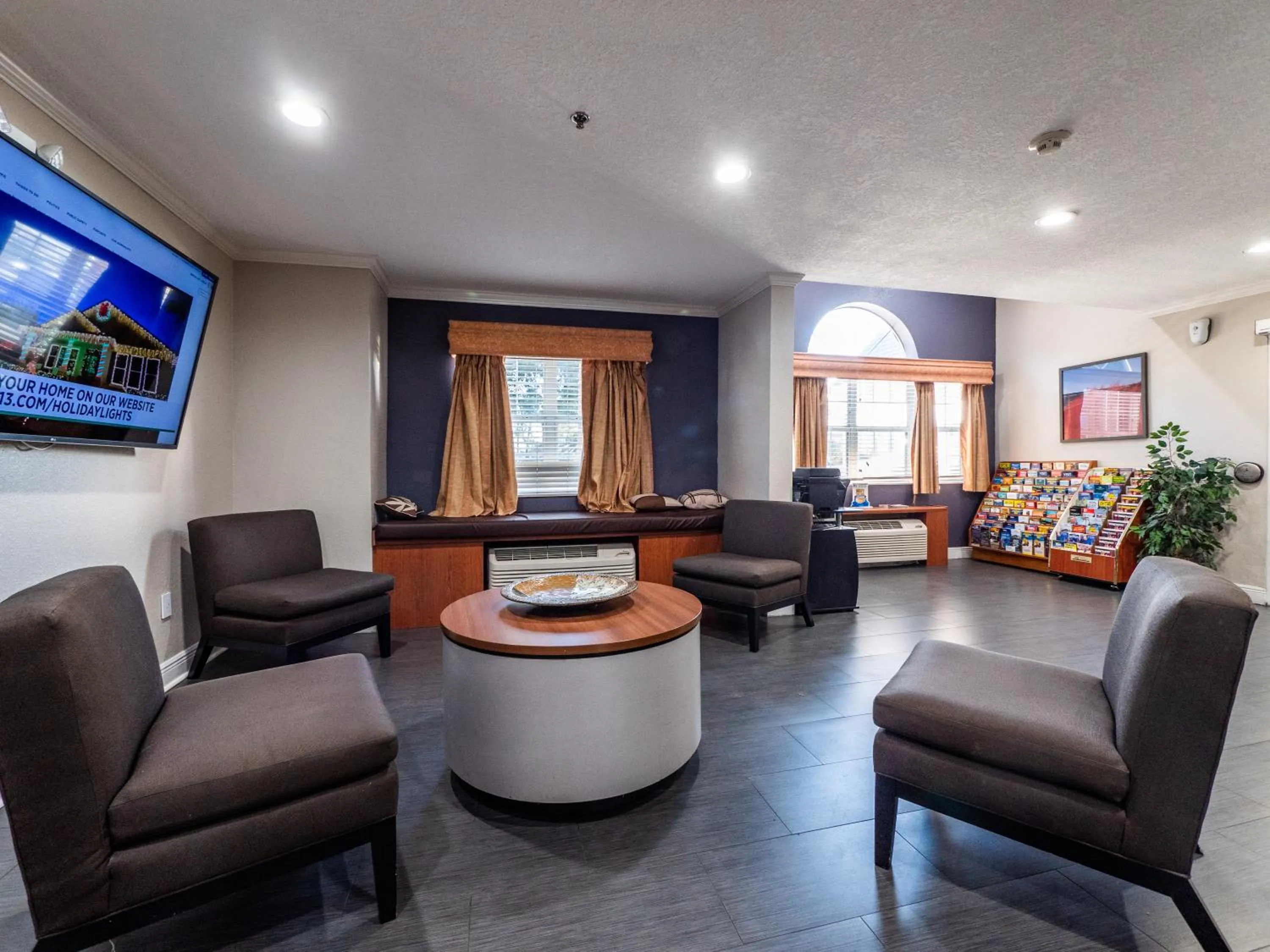 Communal lounge/ TV room in Microtel Inn and Suites Ocala