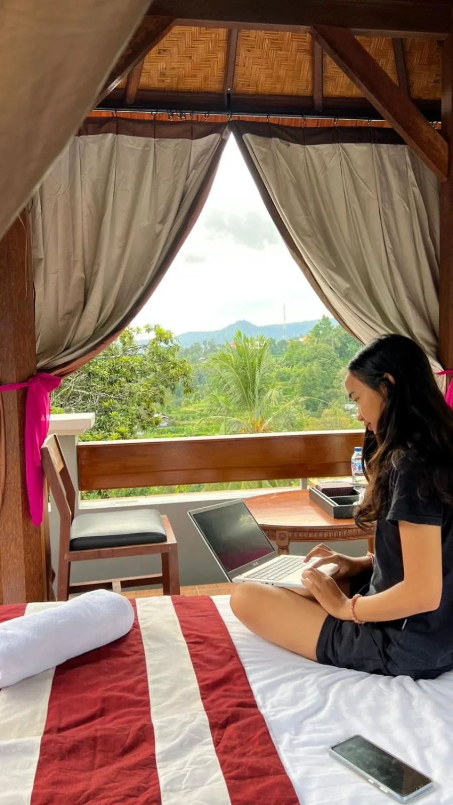 Bed in Mandhasativa Homestay