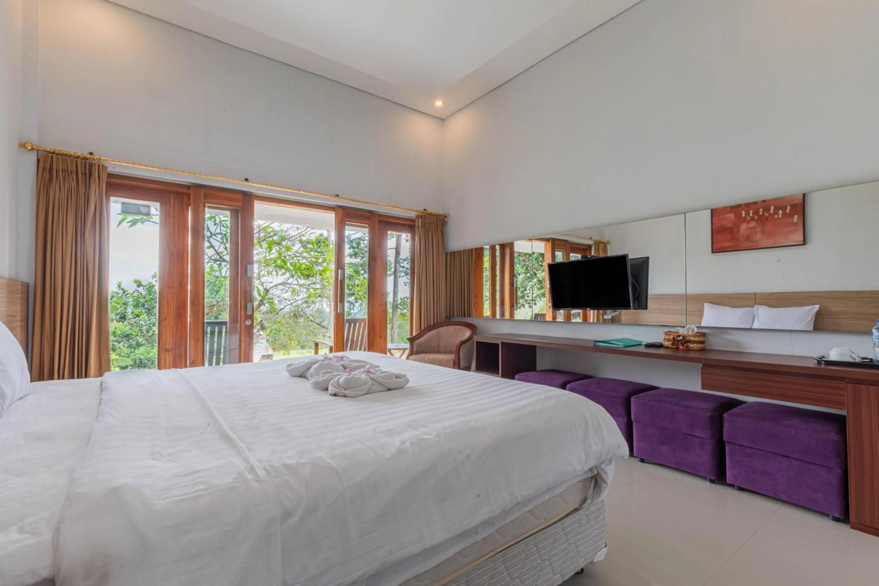 Communal lounge/ TV room, Bed in Mandhasativa Homestay