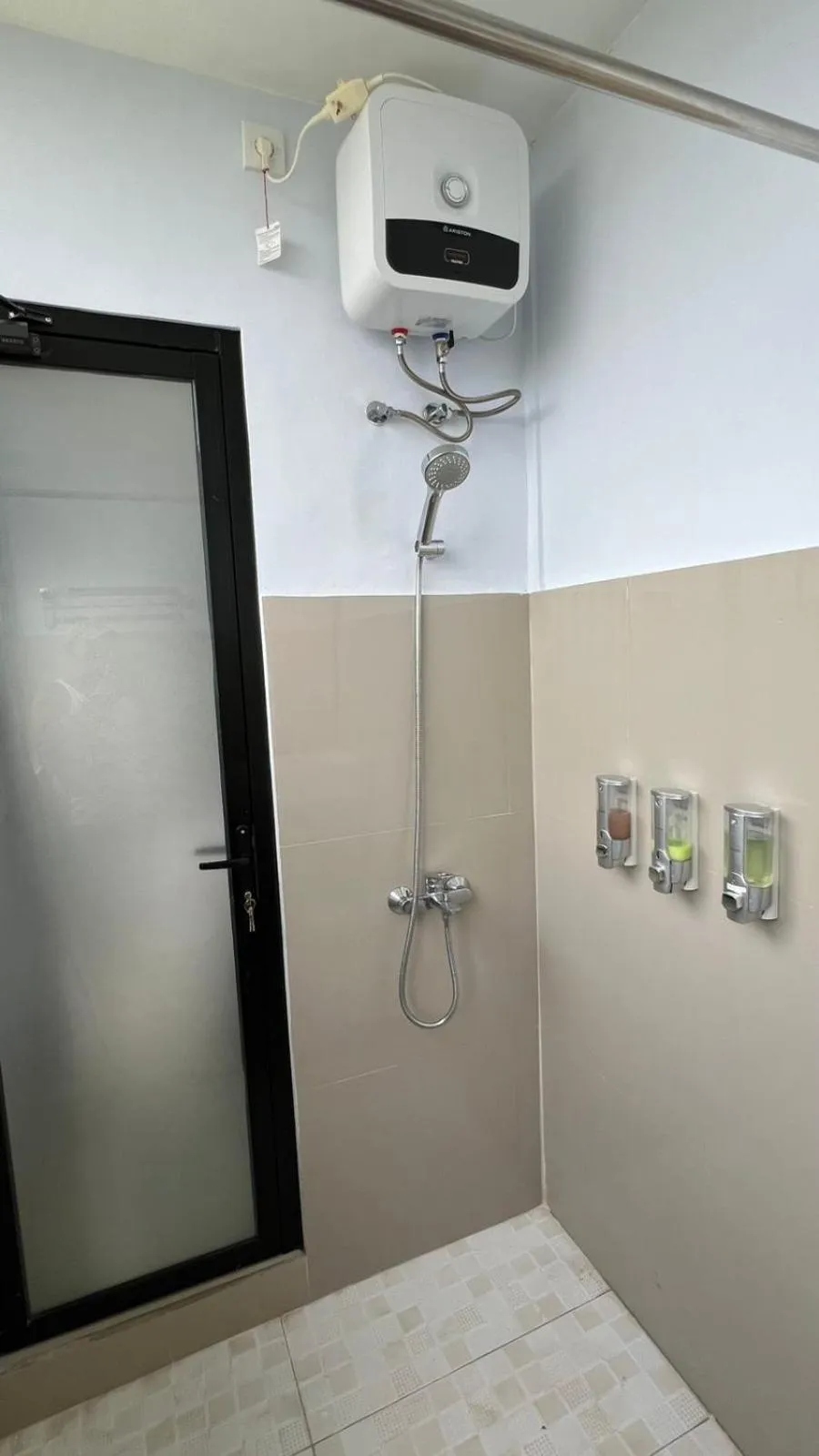Shower in Mandhasativa Homestay