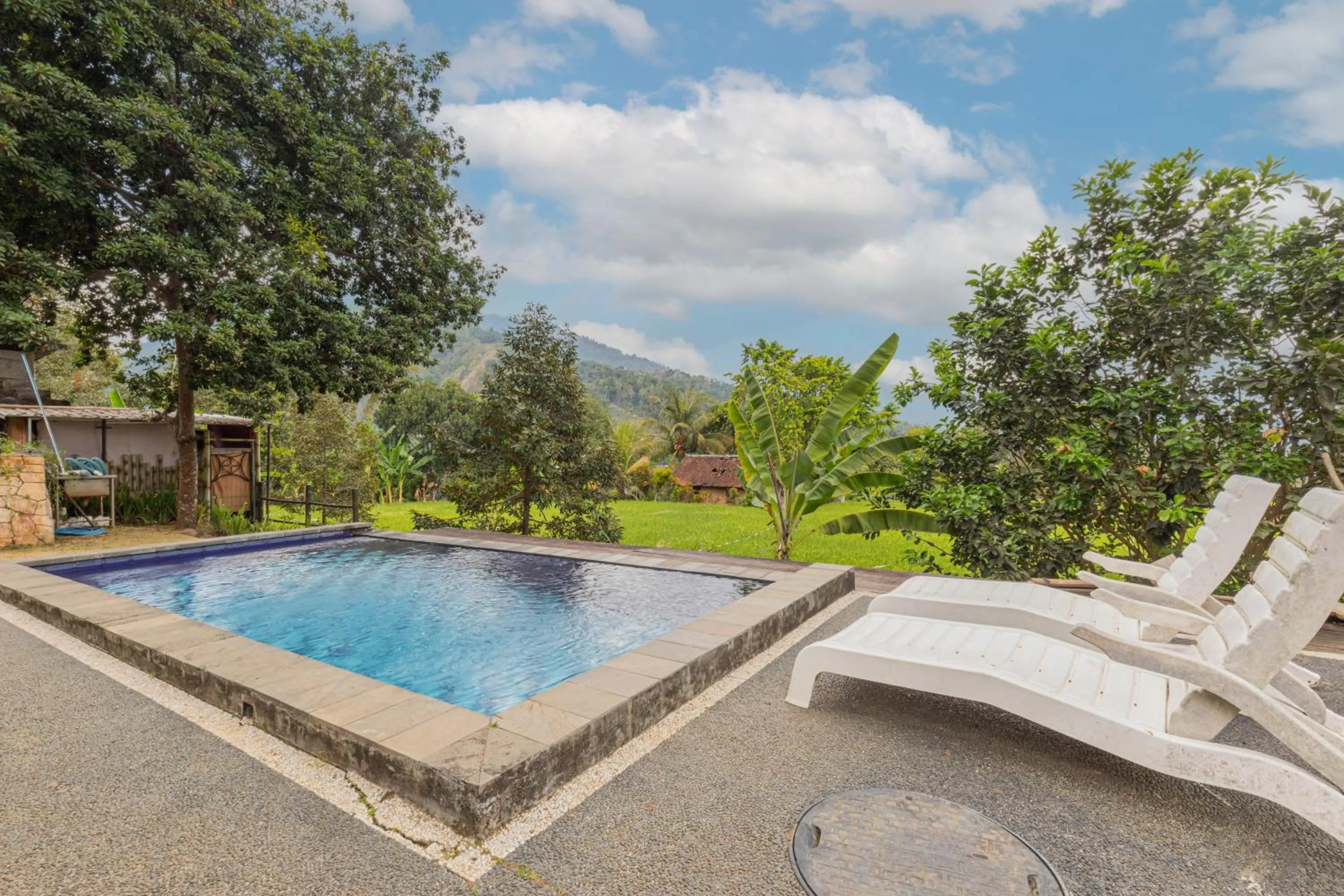 Swimming pool in Mandhasativa Homestay