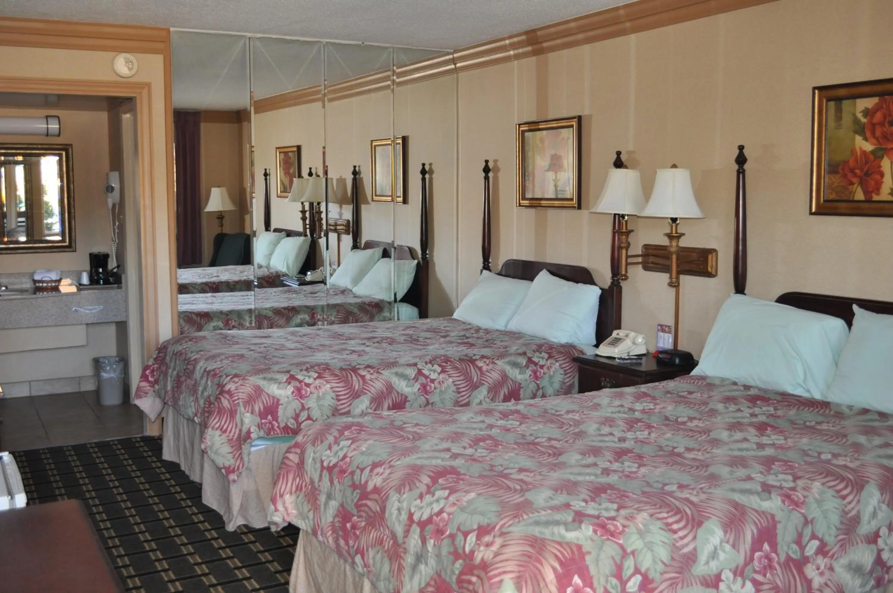 Bed in Executive Inn and Suites Springdale