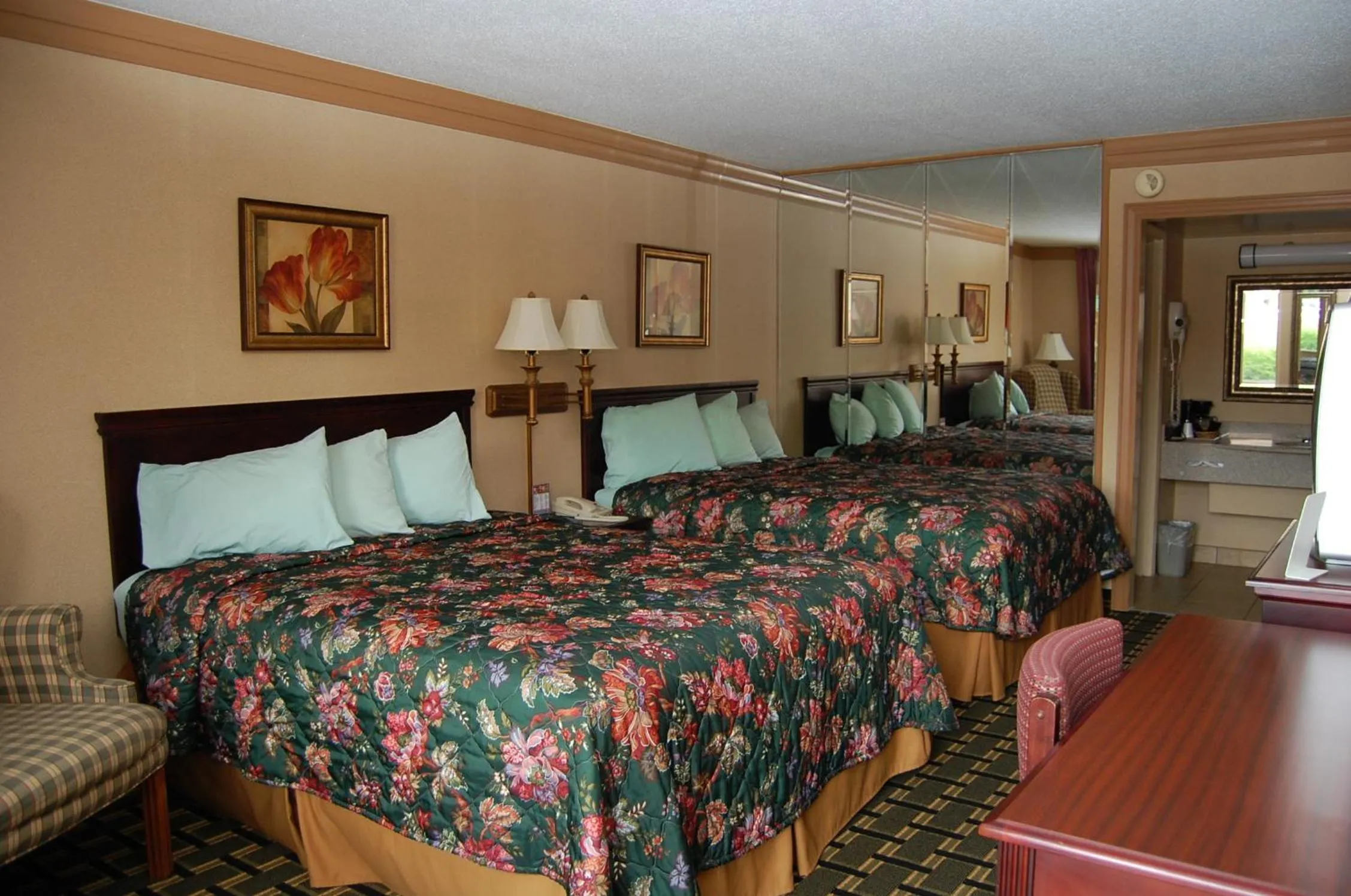 Bed in Executive Inn and Suites Springdale