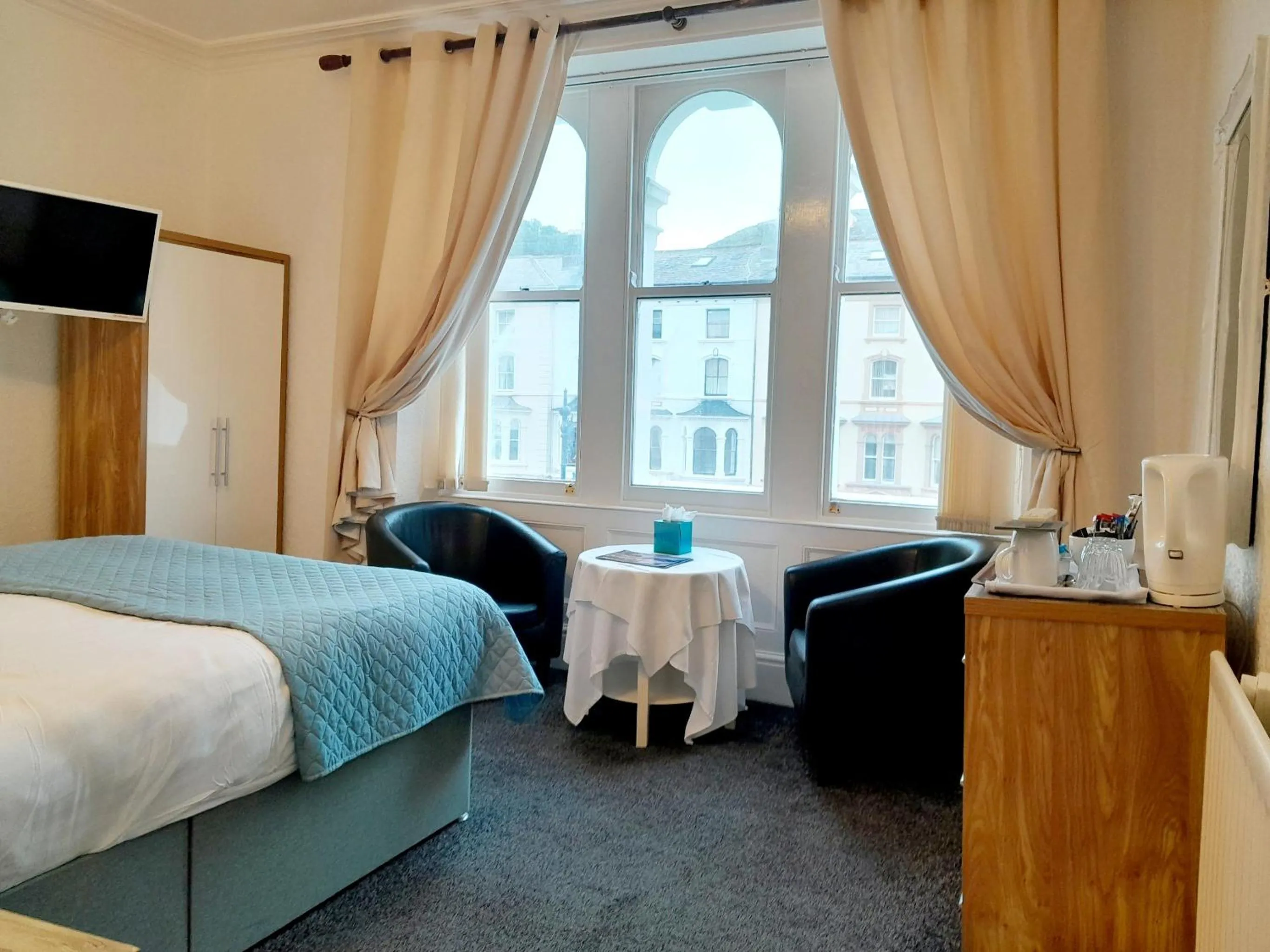 Seating area, Bed in The Clovelly