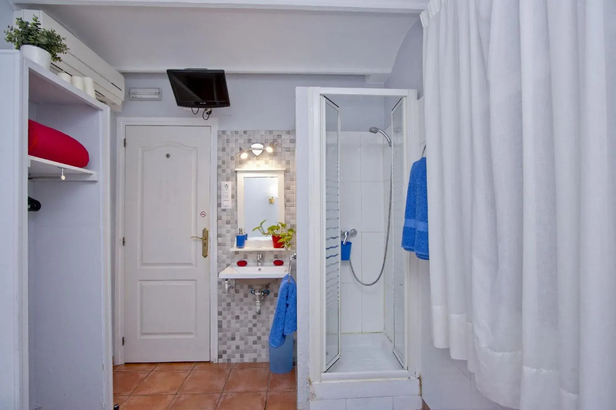 Single Room with Private External Bathroom in Barcelona City Rooms Hostal Single Room with Private External Bathroom in Barcelona City Rooms Hostal