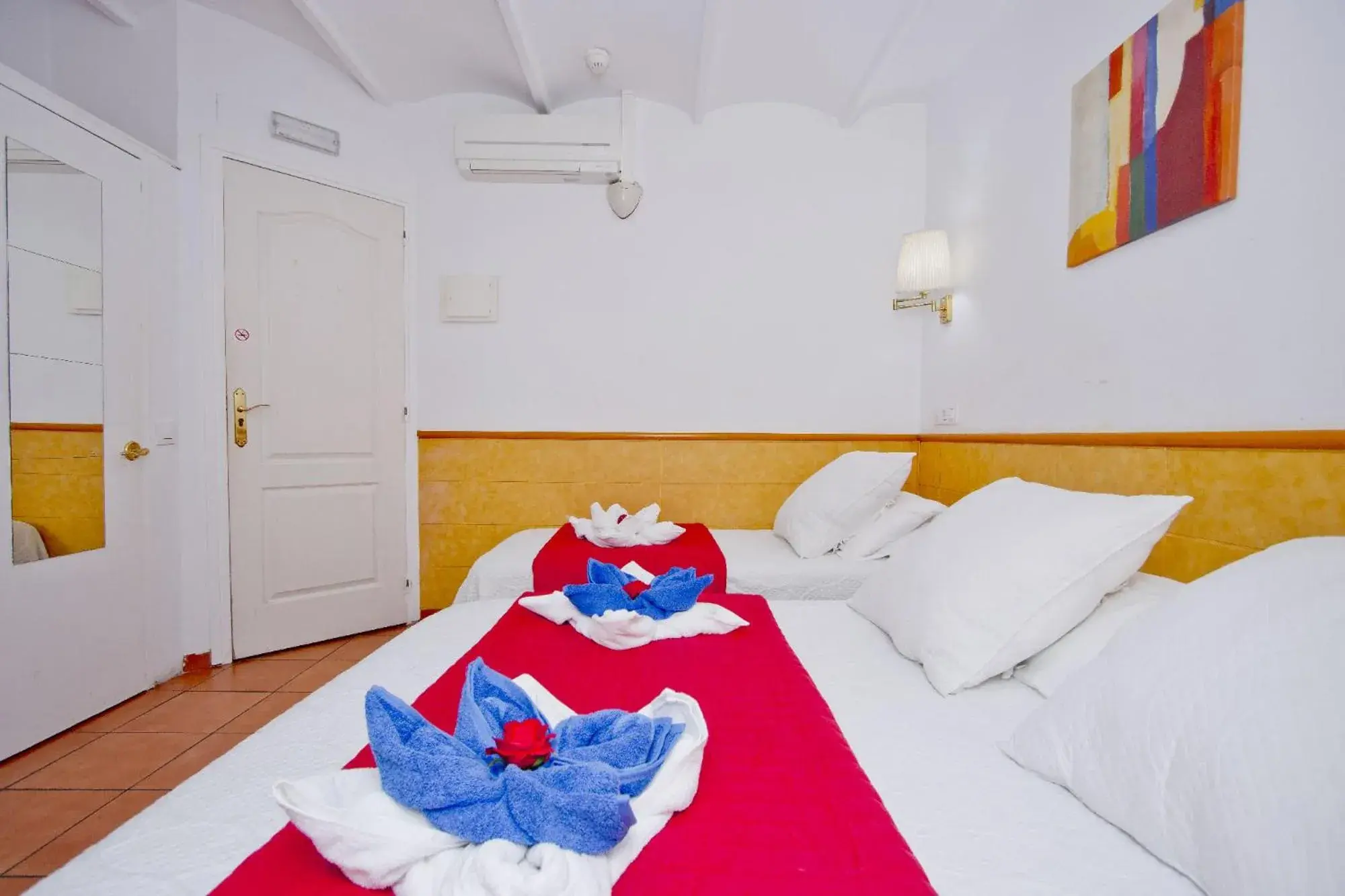 Standard Double or Twin Room in Barcelona City Rooms Hostal Standard Double or Twin Room in Barcelona City Rooms Hostal