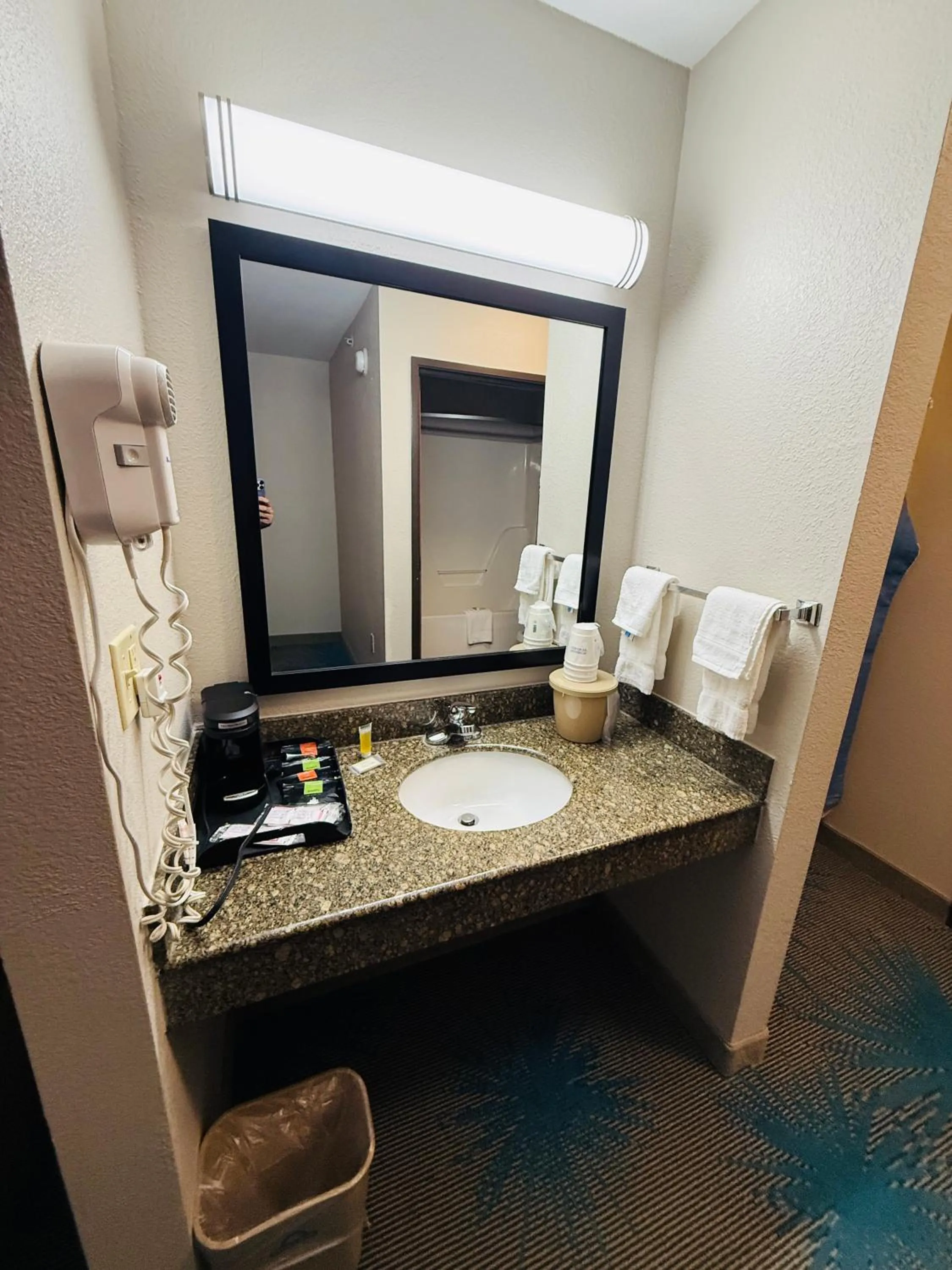 Days Inn & Suites by Wyndham Brinkley