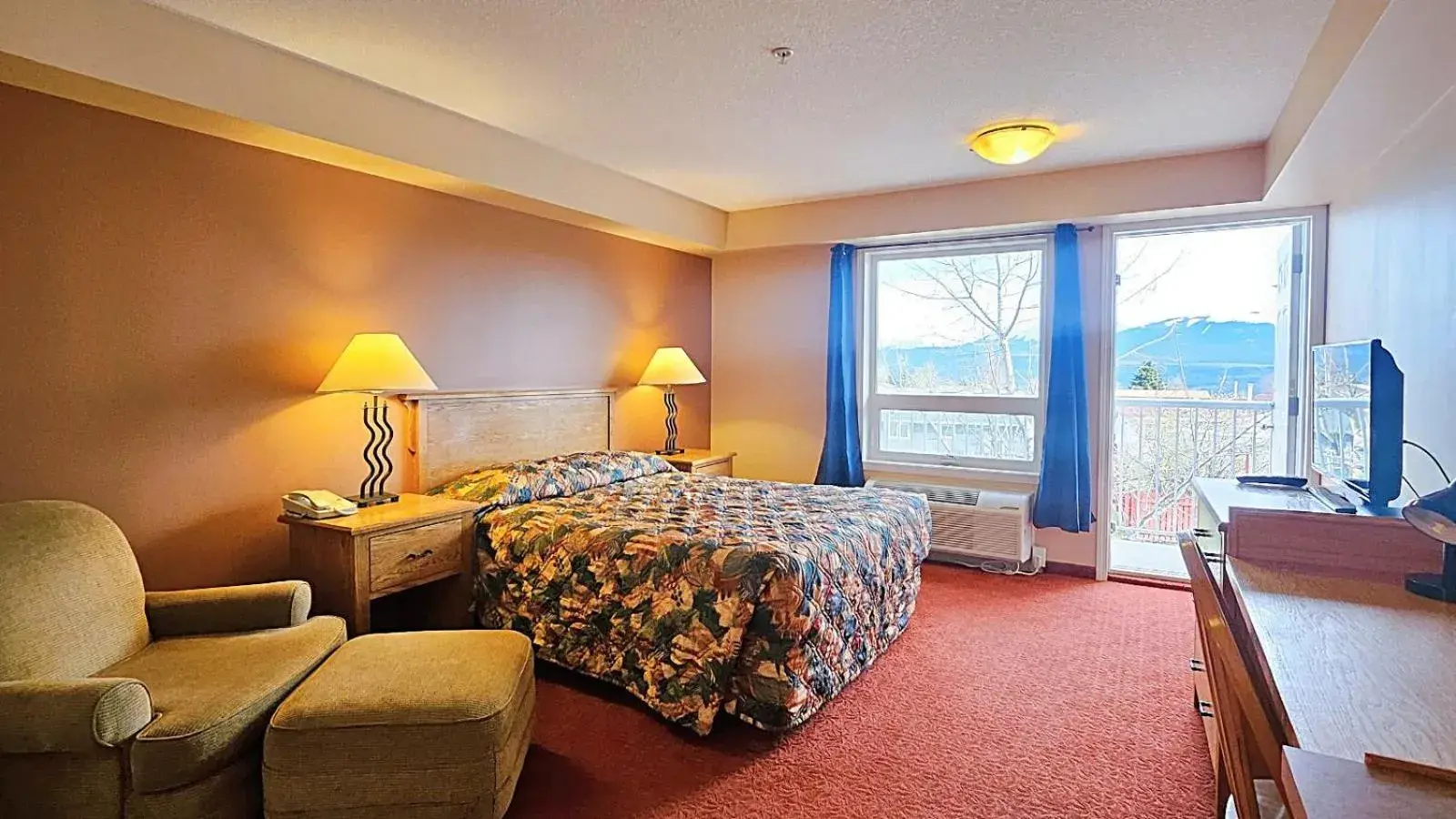 Superior Queen Room in Misty Mountain Inn & Suites Superior Queen Room in Misty Mountain Inn & Suites