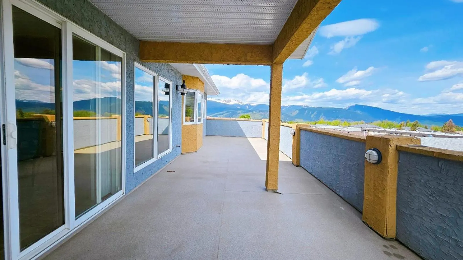Patio in Misty Mountain Inn & Suites